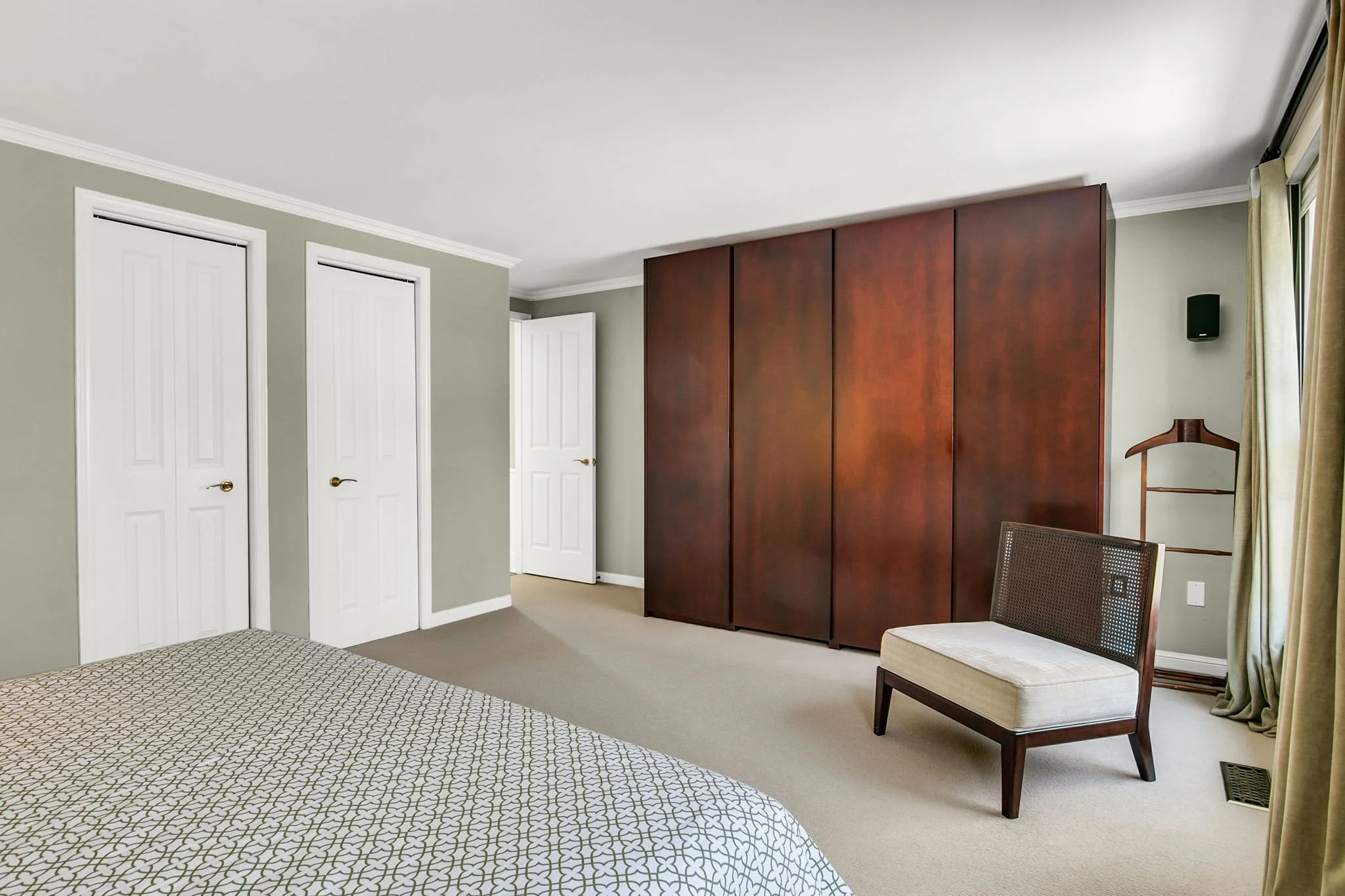 48-web-or-mls-26_003_Primary Bedroom.jpg