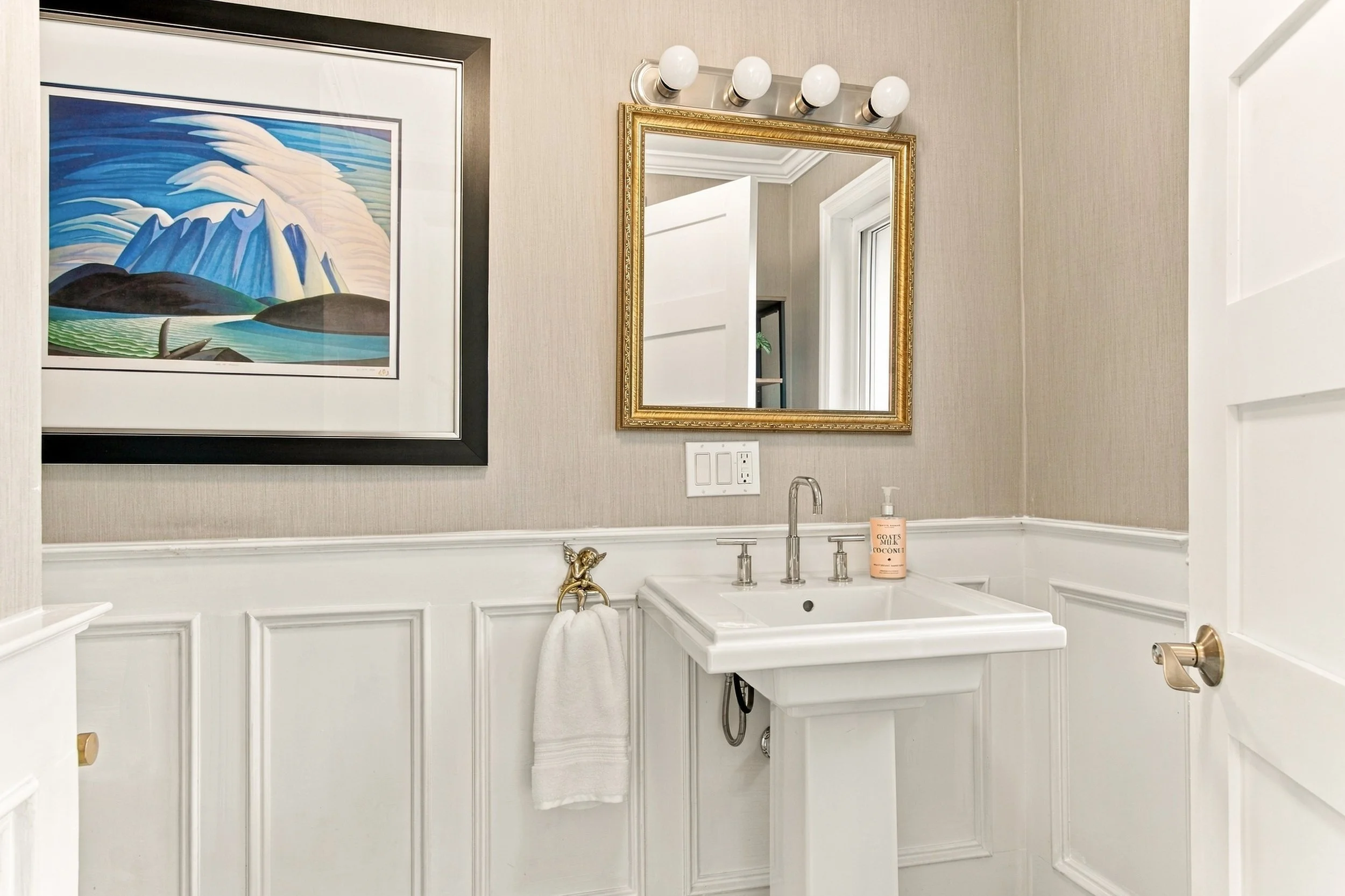 20_001_Powder Room.jpg