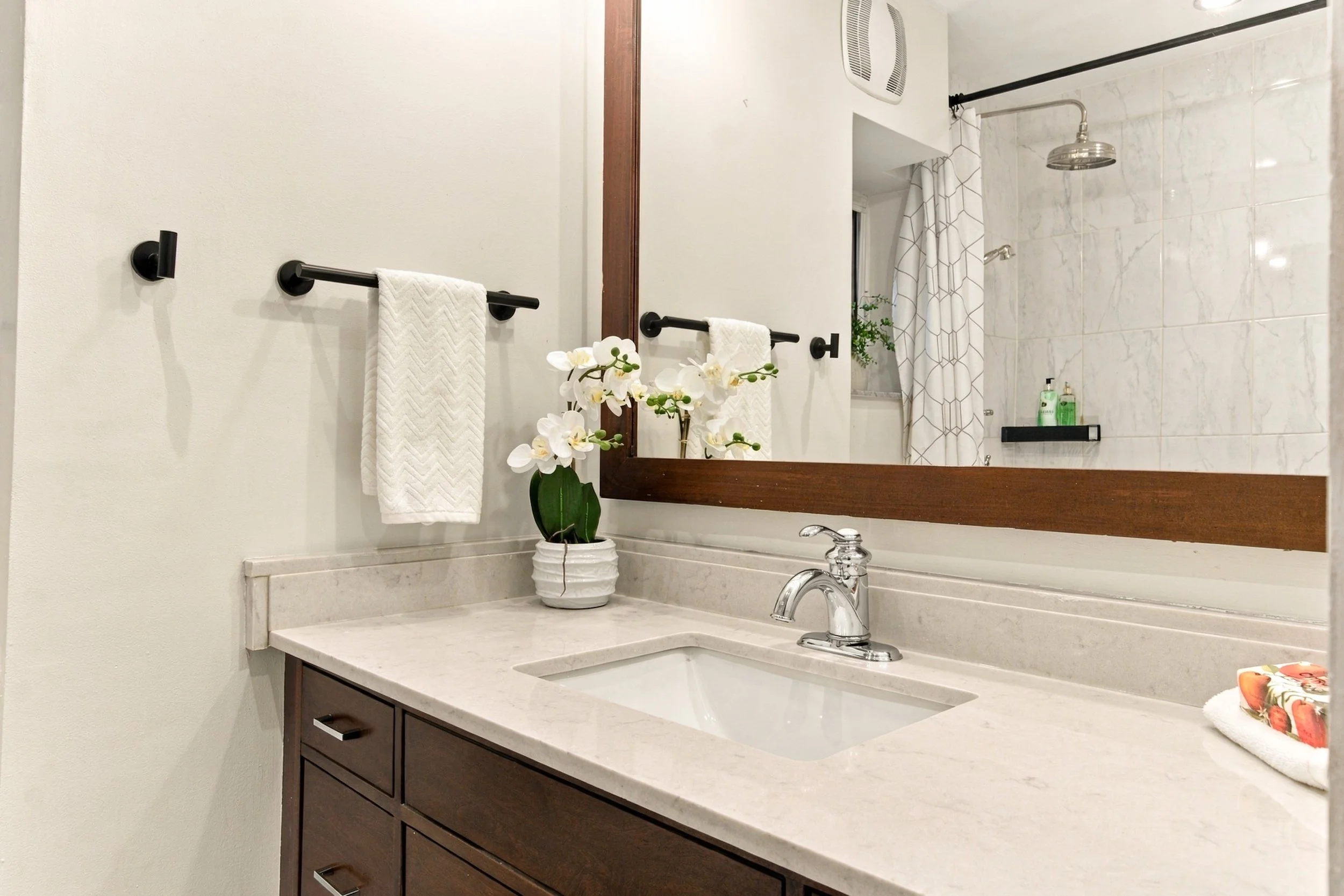 44_002_Bathroom.jpg