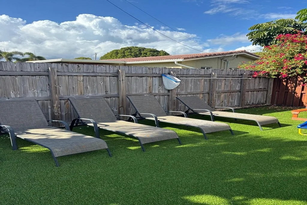 VRBO SEATING AREA.jpg