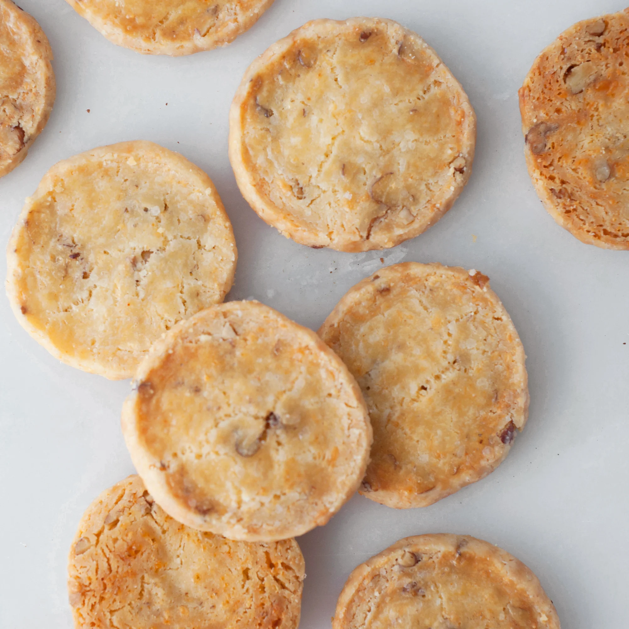 cheddar_pecan_cayenne_crackers.jpg