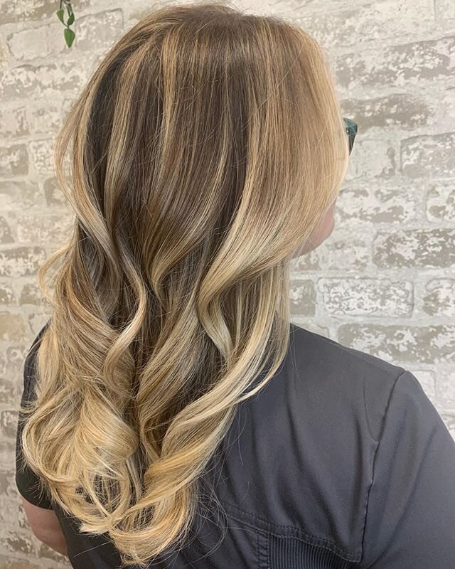 Big color change! Our client wanted something more manageable so We took her from highlights to a high dimensional balayage. She loves it! Color by @christina_marie_wanderlust  cut/style by @kiahrain  #hairstyles #balayage #atlantahairstylist #atlant