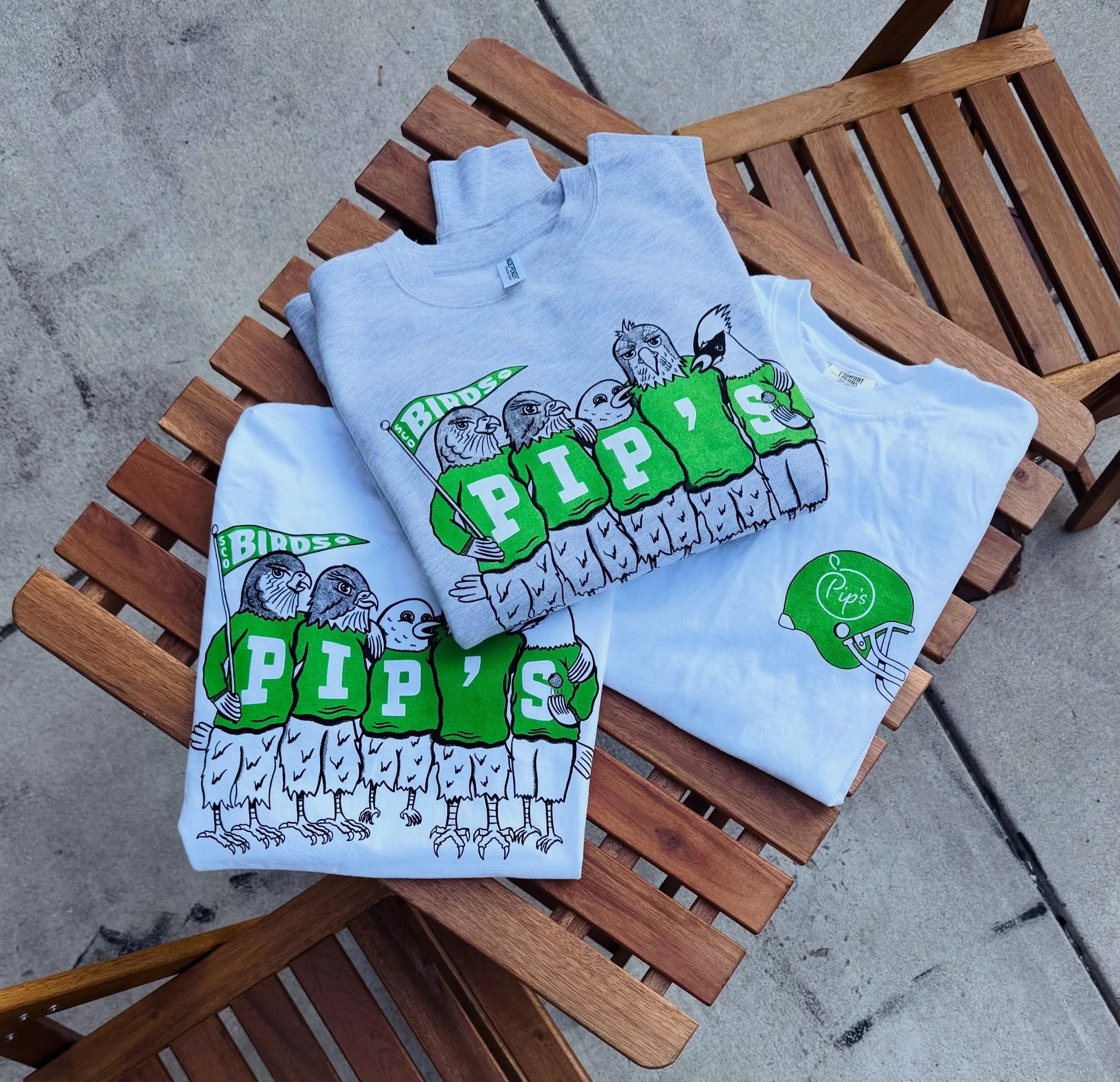 🦅Yo&rsquo; Eagles Fans!!! 🦅Pip&rsquo;s official &lsquo;BIRDS&rsquo; swag has arrived!!! This design features some feathered creatures you may recognize from your favorite Ploughman Cider labels, all decked out in Kelly Green to cheer on our beloved