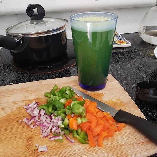 Who else had their #celeryjuice this a.m.!? @armenia.oba @termarunner 
@kendrickyolanda 
Celery juice is an easy way to start healing yourself of all kinds of ailments plus it's an appetite suppressant and an #energy booster. You can't lose! [Disrega