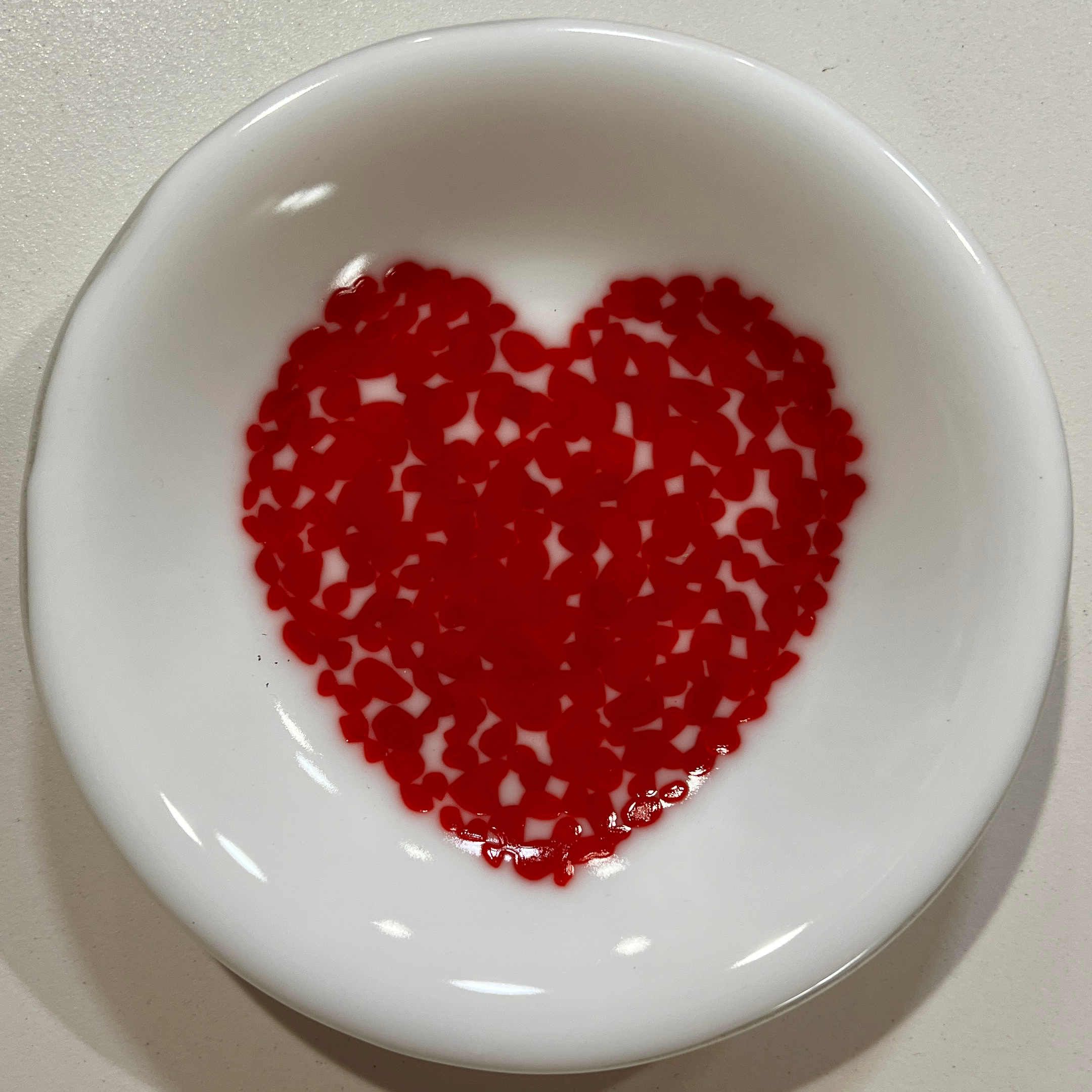 SmBowls-Rimmed-5-Rxn-DenseWhiteBaseTomatoRedFrit-April2026.png
