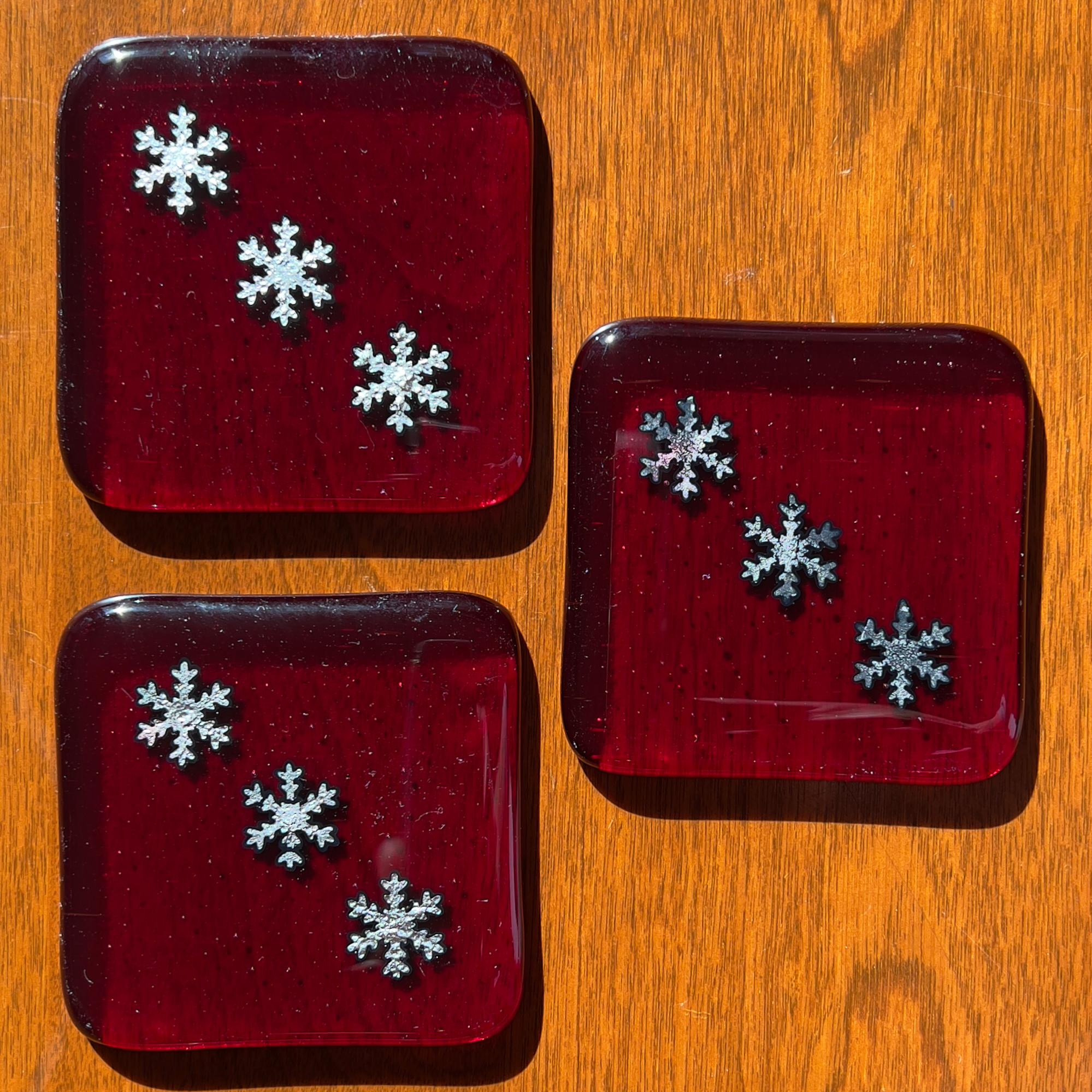 Ornaments-TranspRedSilverSnowflakes.png