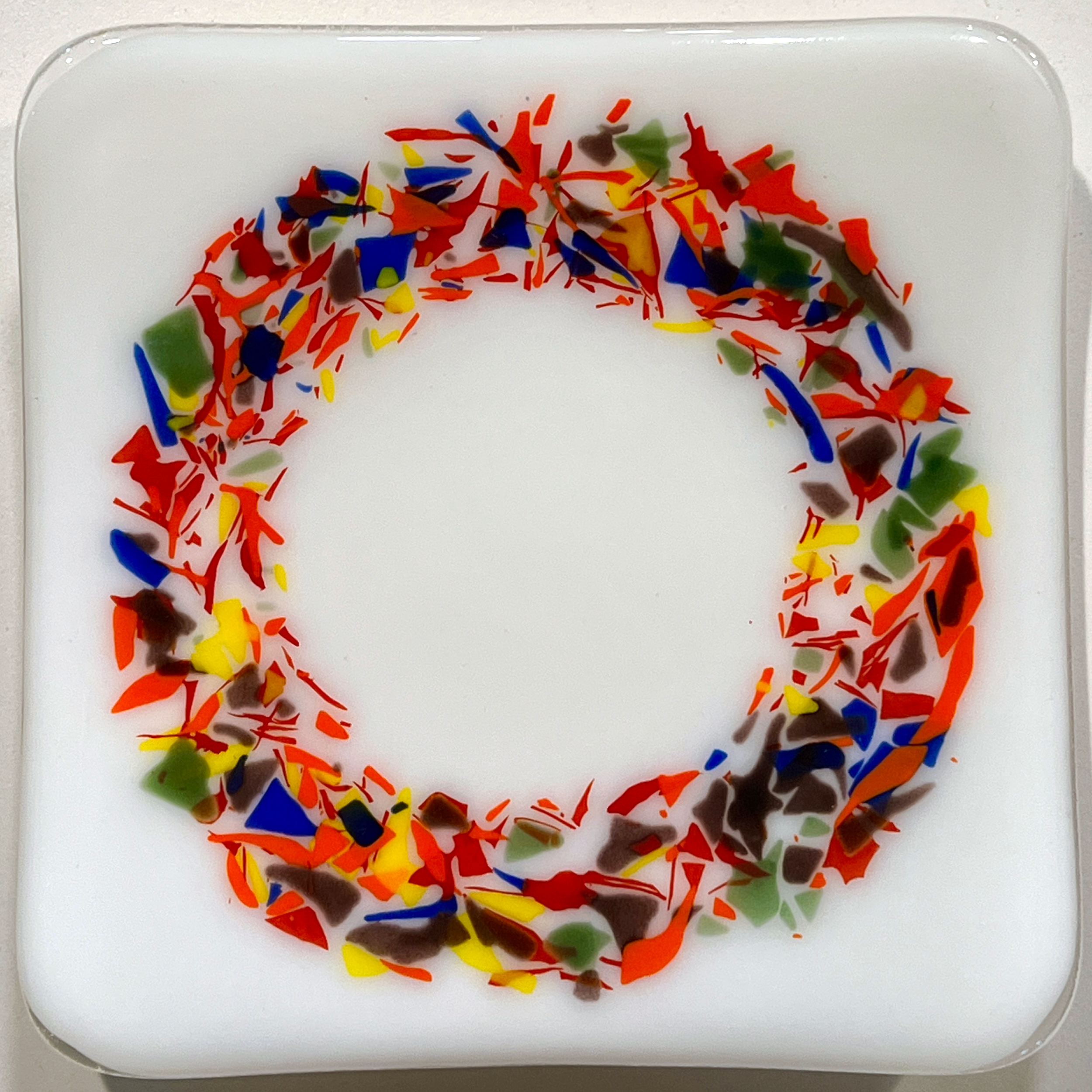 SmTray-6x6-WhiteMultiColorConfettiWreath-April2026.png
