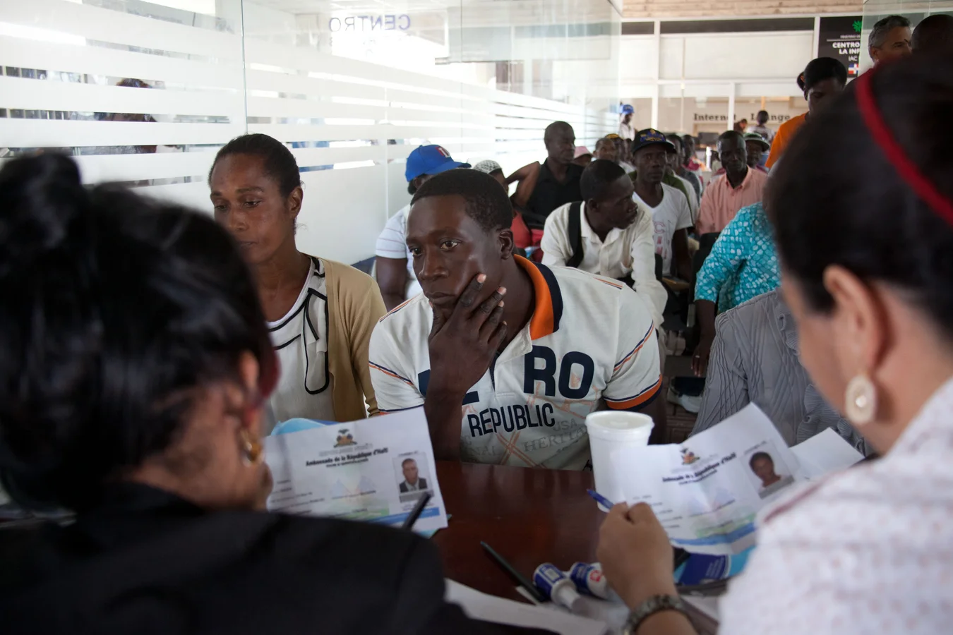 A Haitian immigrant provides his documents at the registry for a new program to provide him legal status at the Ministry of Interior and Police in Santo Domingo, Dominican Republic, Tuesday, June 16, 2015. (AP Photo/Tatiana Fernandez) Un inmigrante haitiano registra sus documentos al aplicar para el Plan de Regularización de Extranjeros en el Ministerio de Interior y Policía en Santo Domingo, República Dominicana, el martes, 16 de junio de 2015.