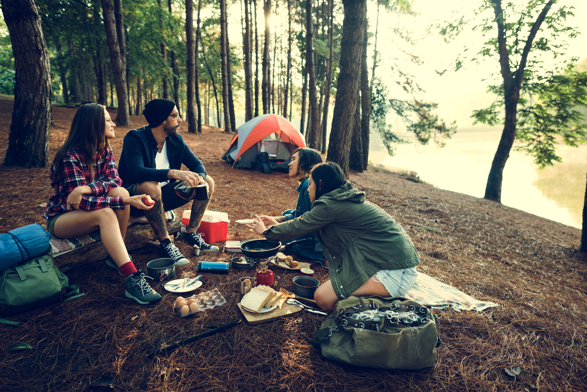 people-friendship-hangout-traveling-destination-PHG9GEJ2.jpg
