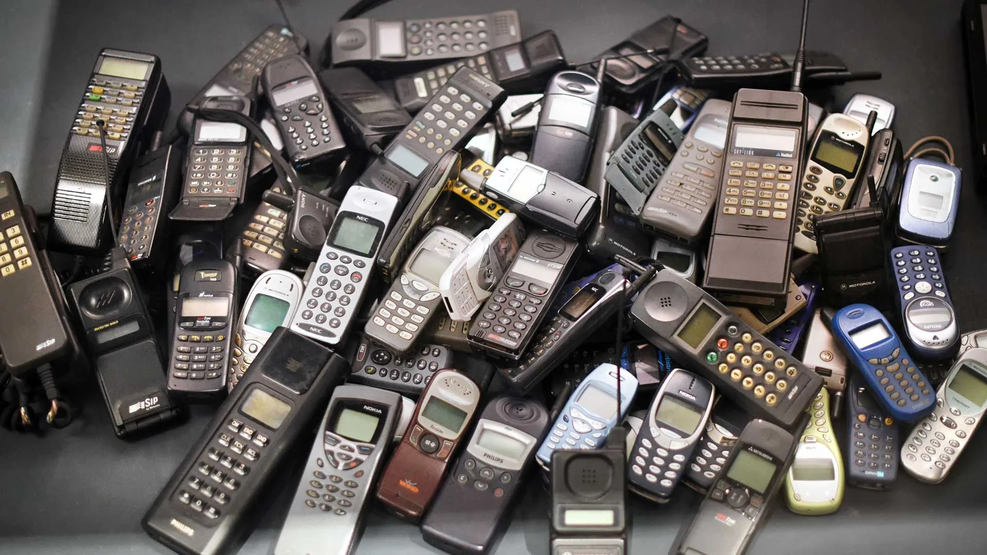 stack-of-old-mobile-phones-PRB3WDM.jpg