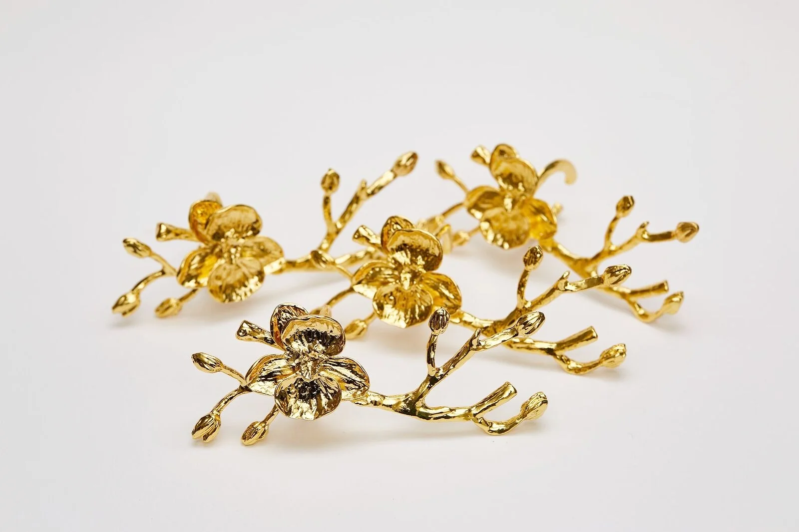 Shop our collection LUXURY AT YOUR FINGERTIPS