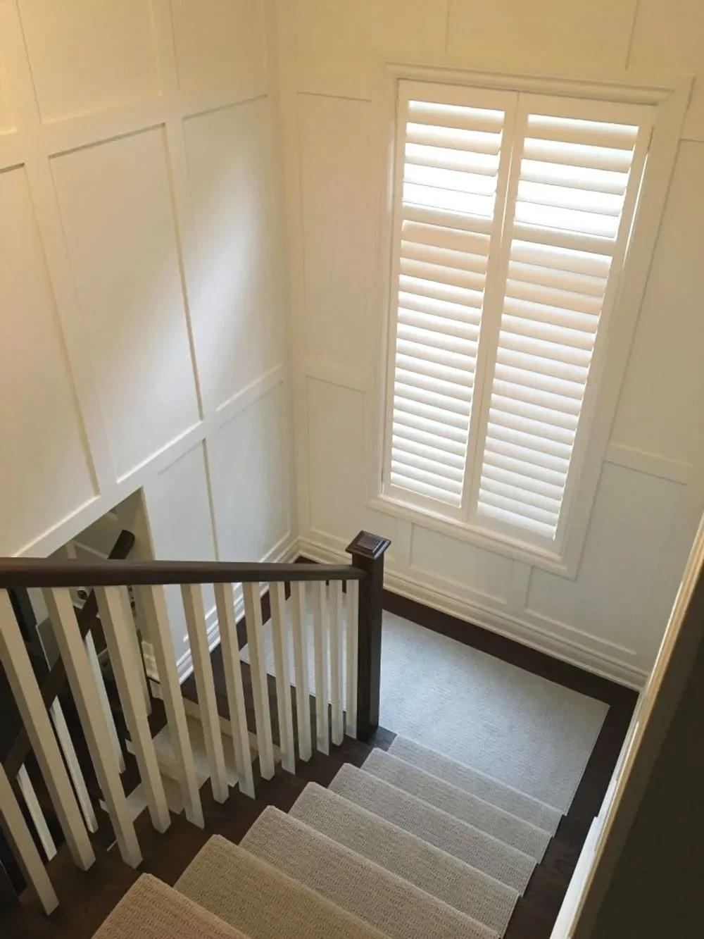 hardwood-stairs-luxury-oakville-07.webp