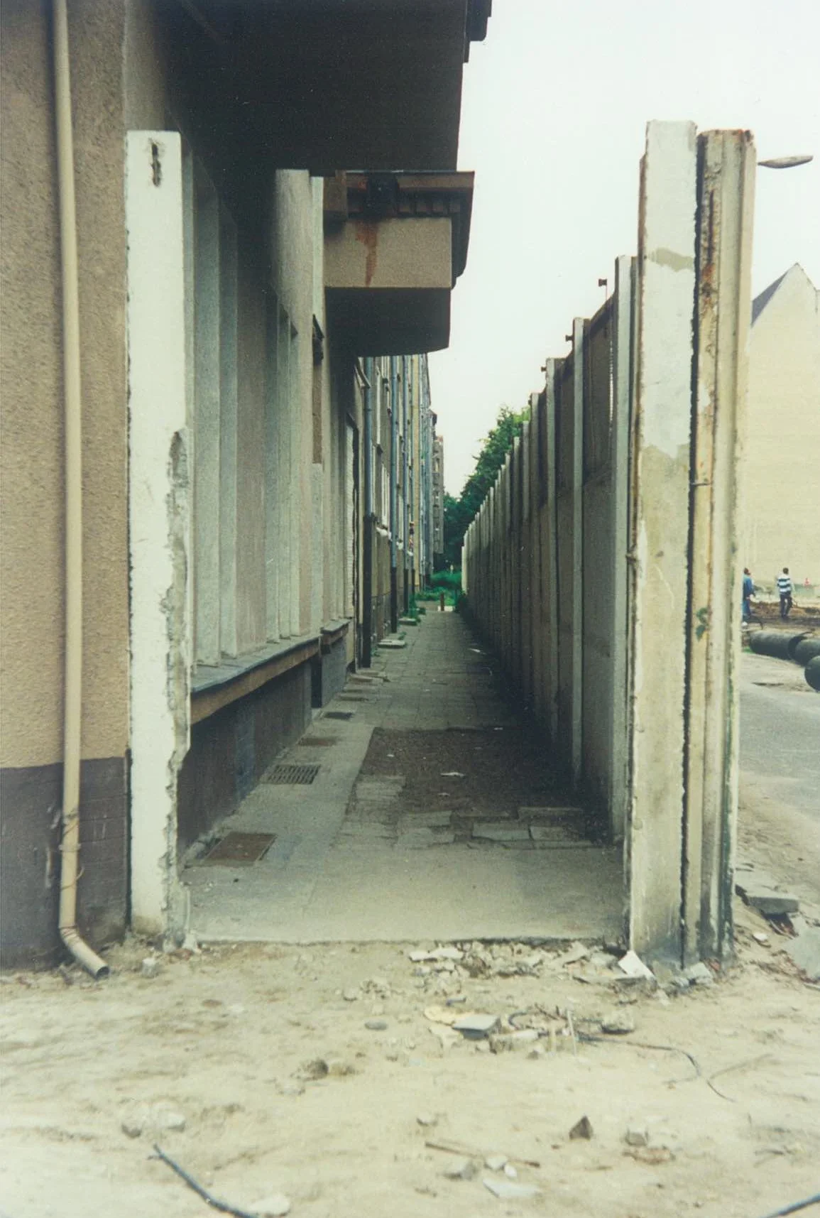 The Wall stood a mere 1.5 meters from the Neumann's front door. Photo taken ca. 1989. 