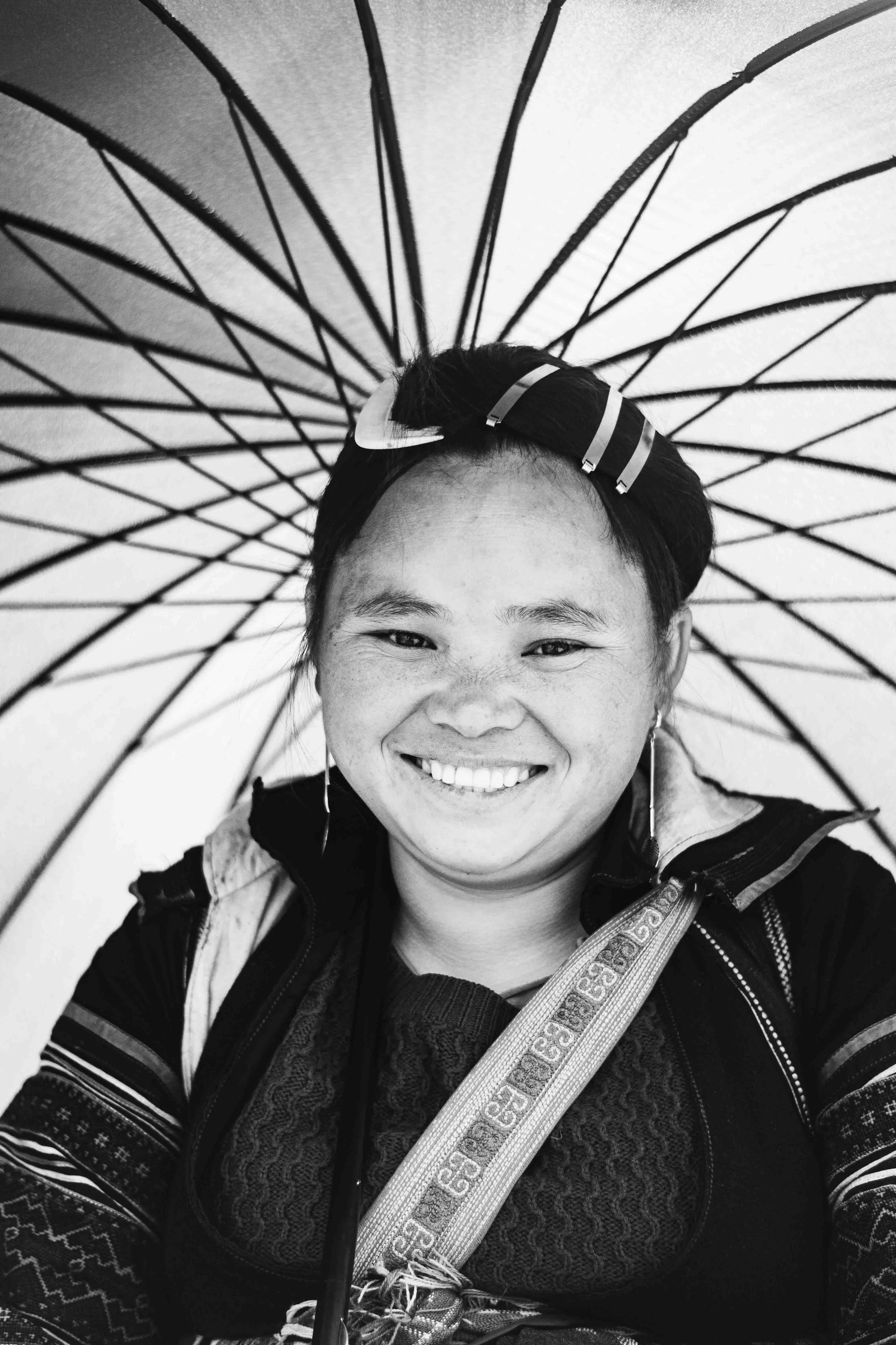 Under the Umbrella, Vietnam | FA0369-384 | 44 x 61,4cm, 61,4 x 86,4cm, 86 x 120,9cm. 