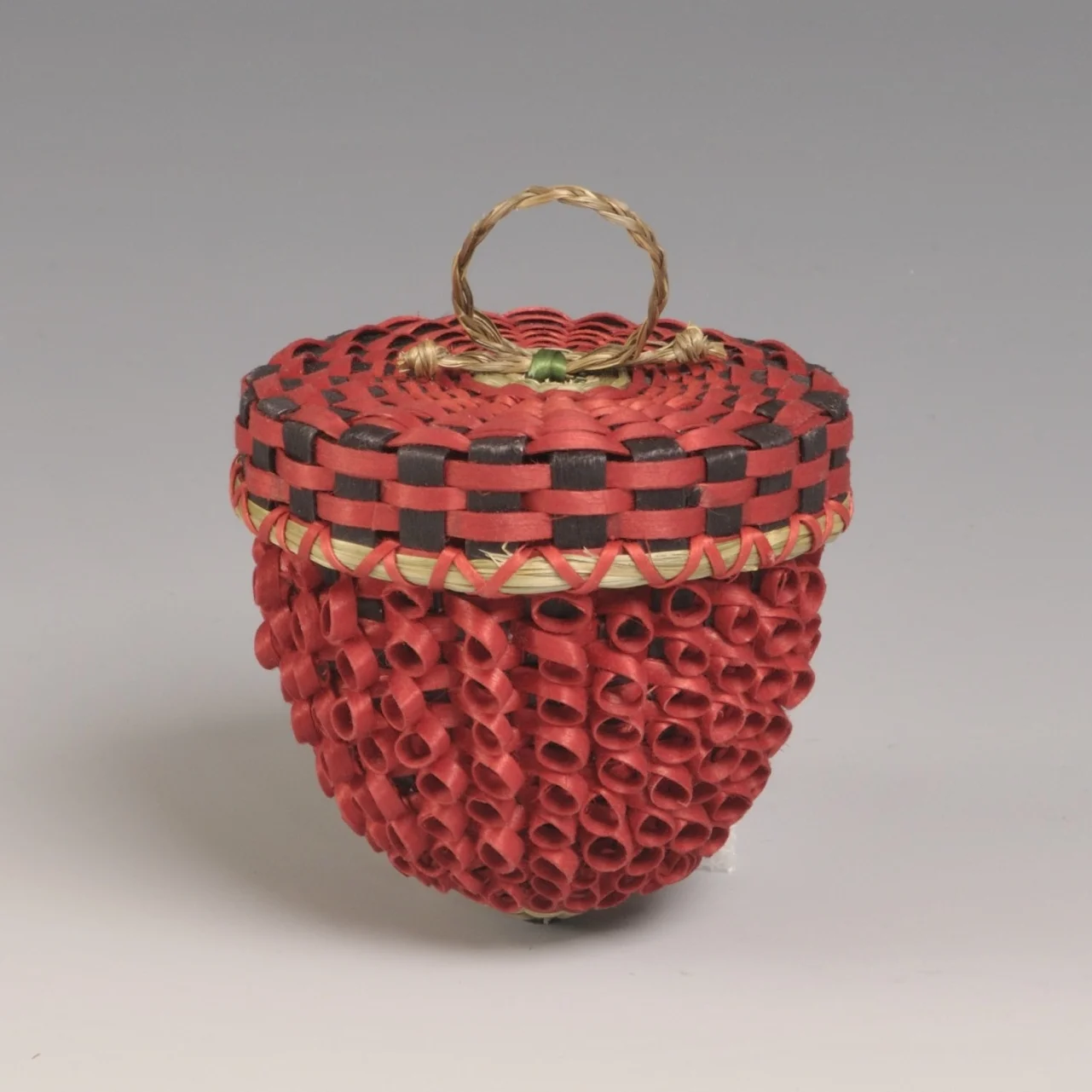 Matthew Dana, American (Passamaquoddy), born 1979, strawberry basket, 2008. Brown ash and sweetgrass; dye, 4 × 3 in. Hood Museum of Art, Dartmouth College: Purchased through the Alvin and Mary Bert Gutman ’40 Acquisition Fund; 2008.47.