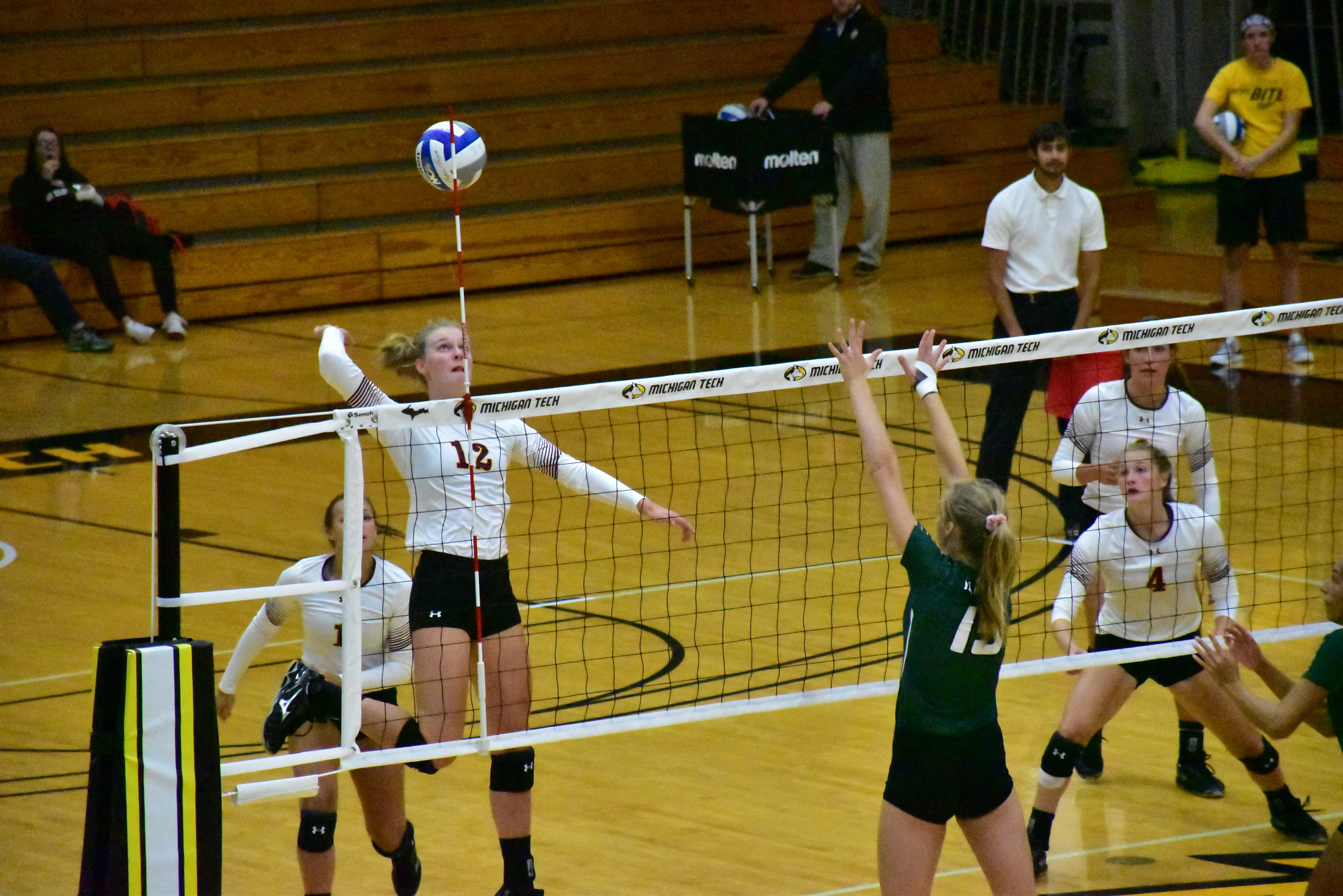UMD volleyball shines in opening weekends