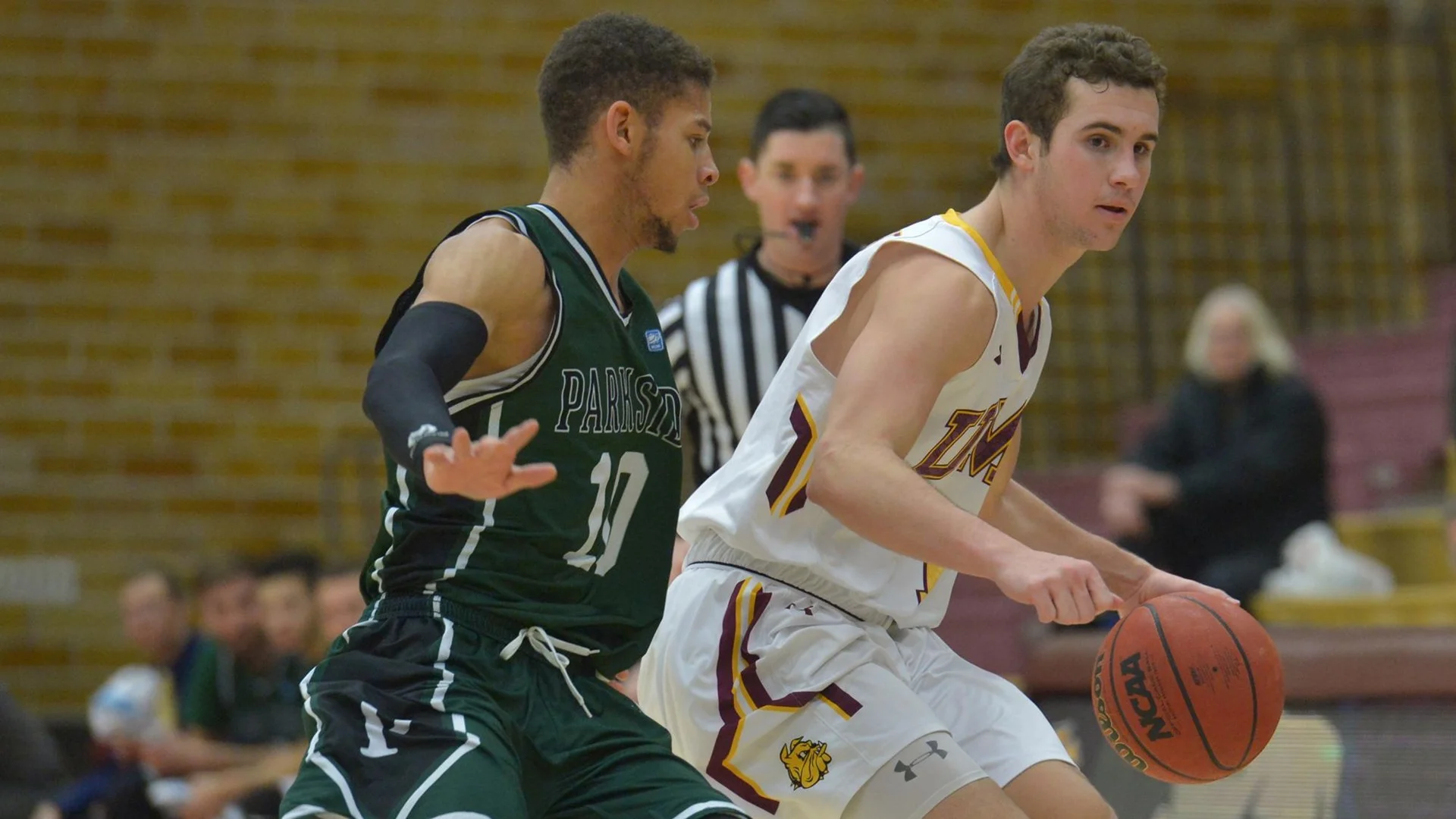 DULUTH, MN - Dec. 19, 2016. Then-freshman guard Logan Rohrscheib finished a perfect 4-for-4 at the free-throw line while racking up four assists to compliment seven points against the University of Wisconsin-Parkside Rangers. Photo credit: Brett Groehler