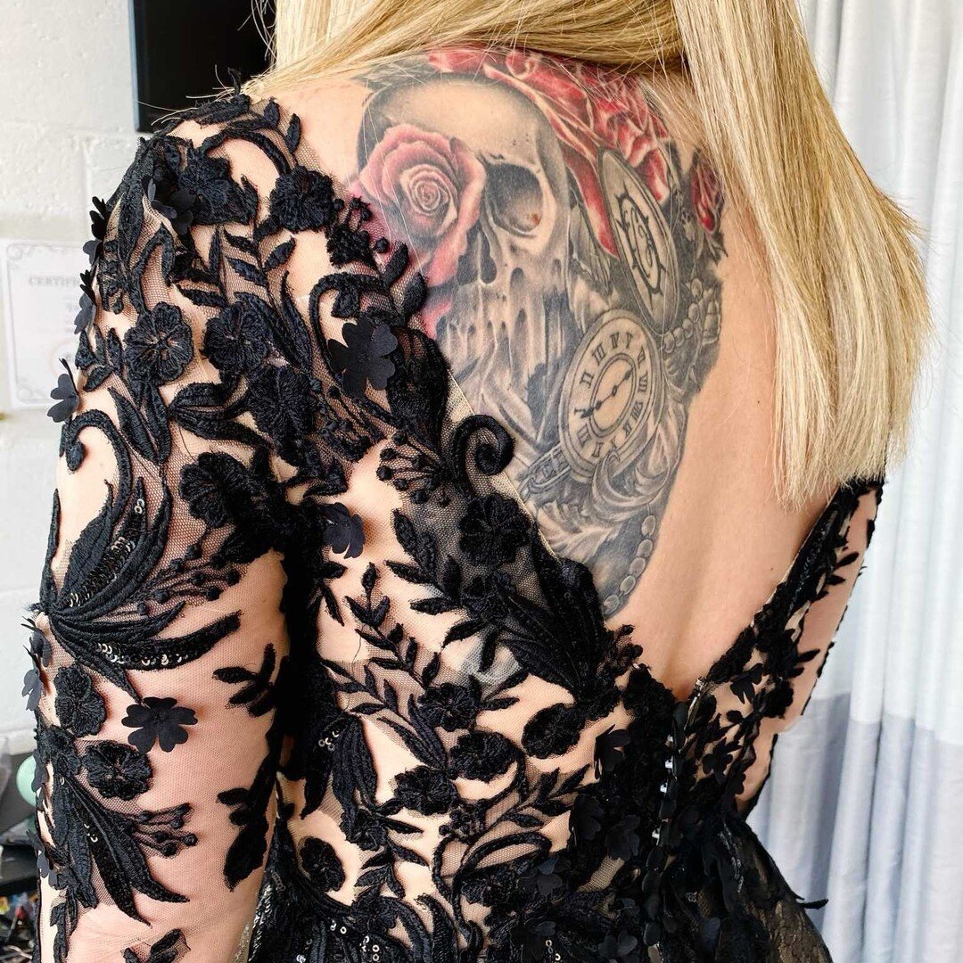 When Amanda walked into our shop with this (yes you guessed it) black wedding dress we realized everything we think about weddings is just wrong. And she knew she was right. Respect.🙏
Eevrything from the peek of tatoos on her shoulders to the multi-