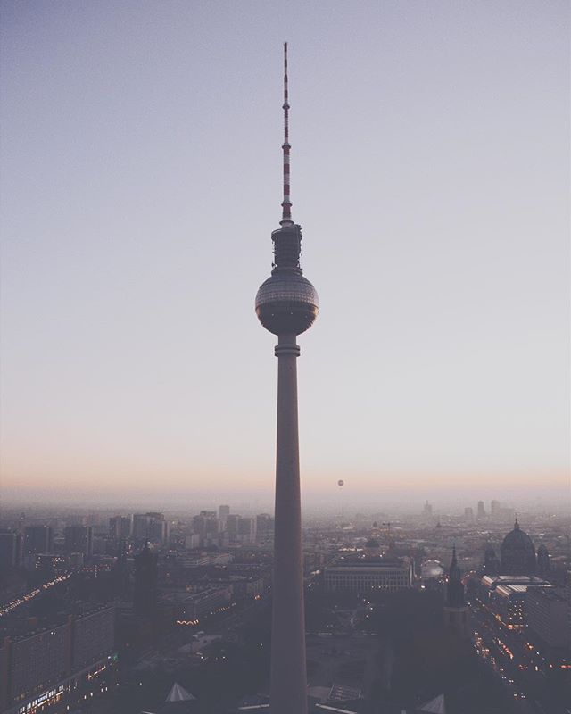 That magical moment. Our city looks so peaceful up here ❤️🏙 📸: @am386 #TheVFDCollective #CreateWithVFDCo #reasontoroam #sunset #berlin #alexanderplatz #streetdreams #liveauthentic #moodygrams #cityscapes #citydreams #vsco #mystoryinwhite #wekeepmom