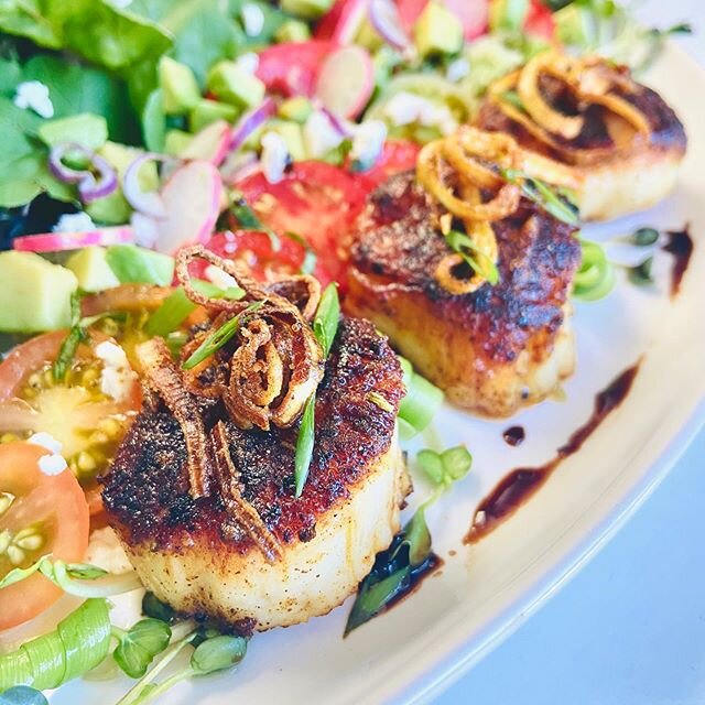 Recipe for a Sexy Seared Scallop Salad in our stories. Plus a message about the importance of dinner for 1. 
Treat you self. 🥂

#simple #sexyfood #cookdammit #feedfeed #fresh #farmtotable #scallops #feedyourself #malama #selfcare #eat swigsandgrinds