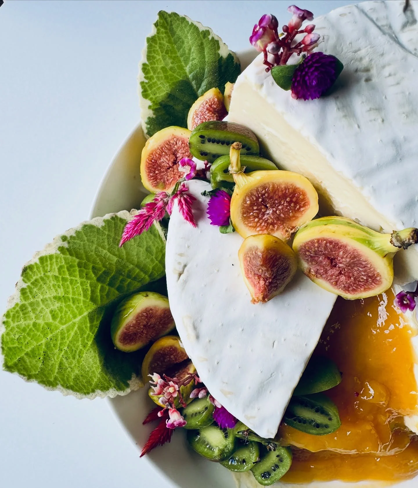 In today&rsquo;s episode of &ldquo;It&rsquo;s Just Fruit &amp; Cheese&rdquo;&hellip;
Triple cream Brie with mango preserves, golden figs, kiwi berry &amp; Starfruit flower. 🌺 🧀🥭

#cheesegloriouscheese #eatwithyoureyesfirst #sexyfood #swigsandgrind