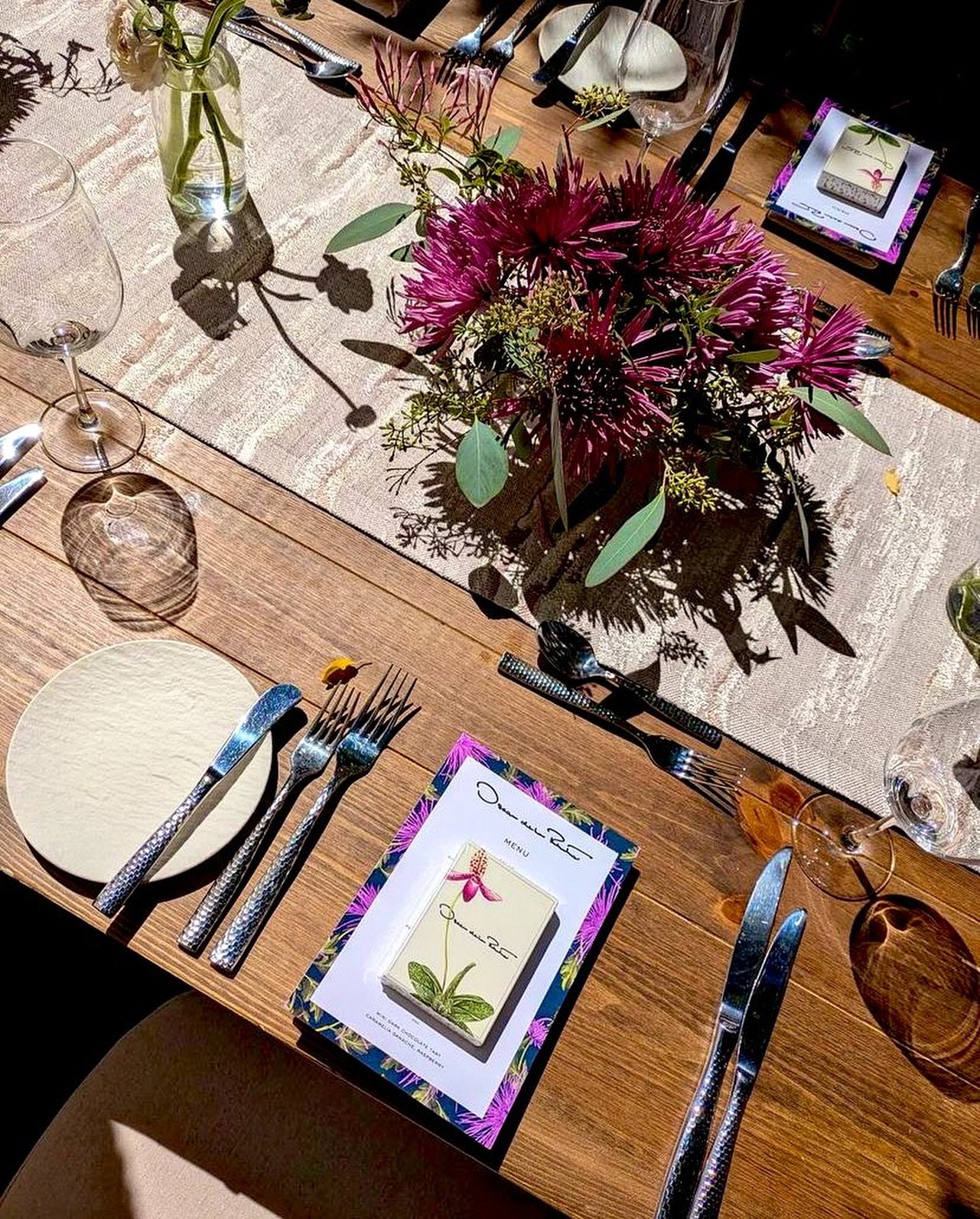 Setting table de esta semana: #OscardelaRenta Pop-up en Aspen &amp; Stockholm, Pre-Fall 2024 and Fall 2024. 
Pic no.1 de su director creativo Fernando J Garc&iacute;a. 
Pic 2-4 Nathalie Schuterman. 

#dinner #ffjmag #fancyfoodjournal #foodculture #fa