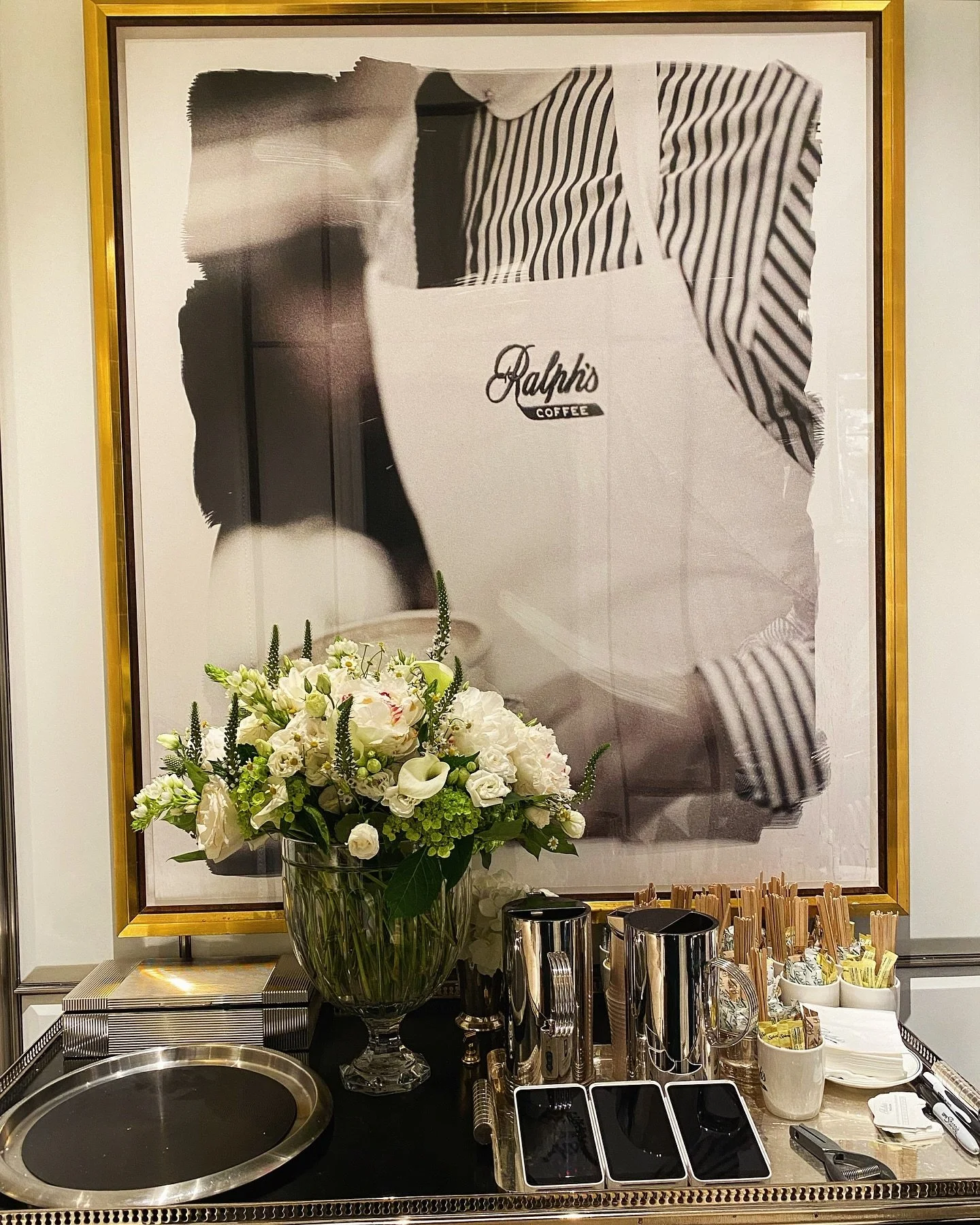 Ralph&rsquo;s coffee 📍☕️ 
Refrescando la lista de lugares donde disfrutar un caf&eacute; en Manhattan. 
Ralph&rsquo;s coffee est&aacute; en el primer piso de Ralph Lauren Women&rsquo;s Flagship, en la Avenida Madison con E 72nd st.

El ambiente es e