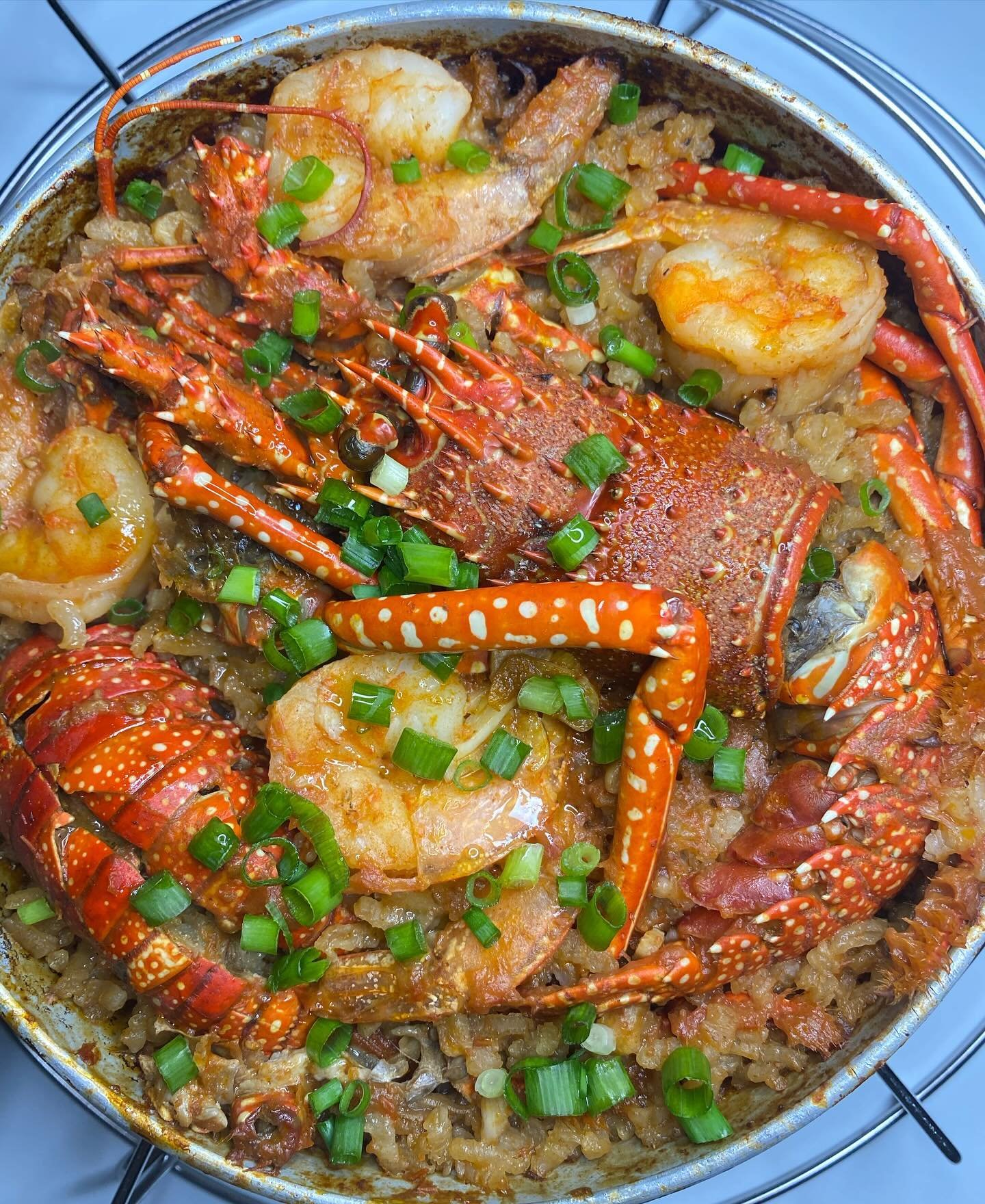Te avisamos con tiempo: aprovecha la temporada de langosta y avent&uacute;rate a preparar una #paella de mariscos con familiares y amigos. Siempre ser&aacute; una excelente idea para un fin de semana de enero. 🦞

#ffjmag #fancyfoodjournal #food #sea