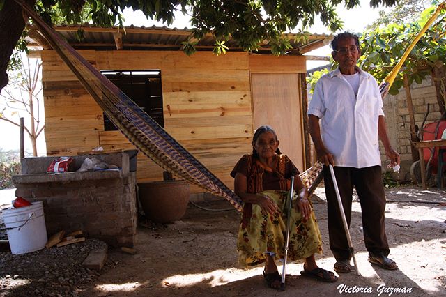 El se&ntilde;or Amado Jim&eacute;nez Enr&iacute;quez de 83 a&ntilde;os de edad y su esposa Agustina Urbieta Zamora de 78 a&ntilde;os de edad. Casados por 58 a&ntilde;os.  Proud owners of the 77th home built this year by @poroaxaca.  They send blessin