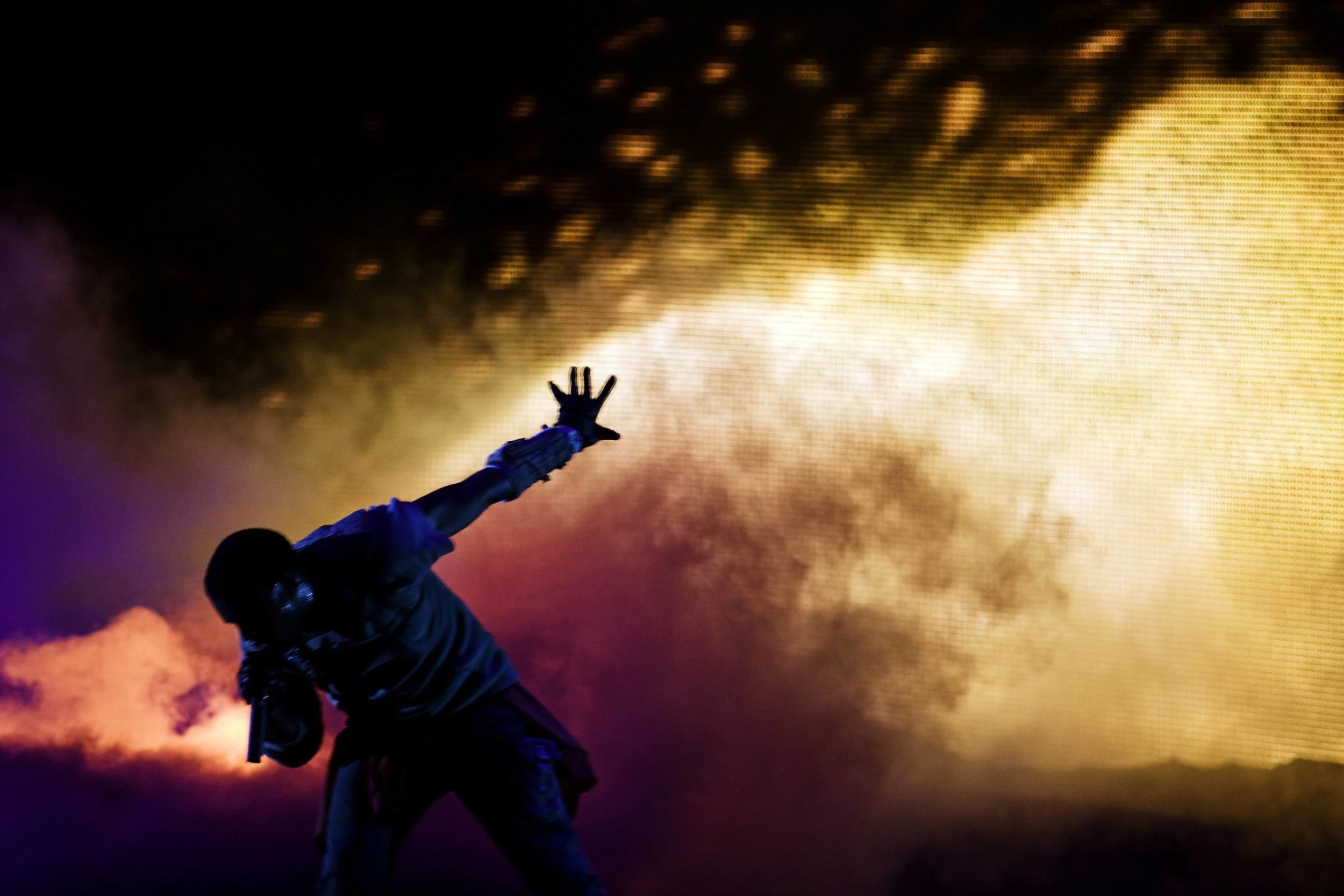 KANYE WEST: GLOW IN THE DARK – NABIL ELDERKIN (2009)