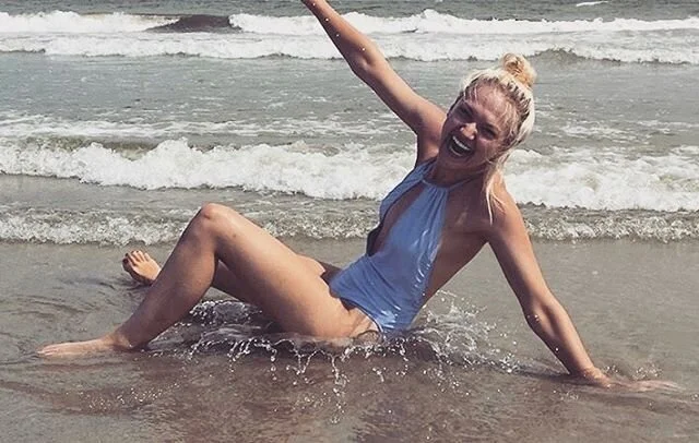 NOW, THIS POSE IS TOP 🔟 MATERIAL! 😂😂😂 Also, a teaser of who an upcoming photog of the day is gonna be 😏....cough @kirstendahl...cough 
And yes, in this pic I fell to the ground. 
I think my weeks in this contest are numbered since I&rsquo;m not 