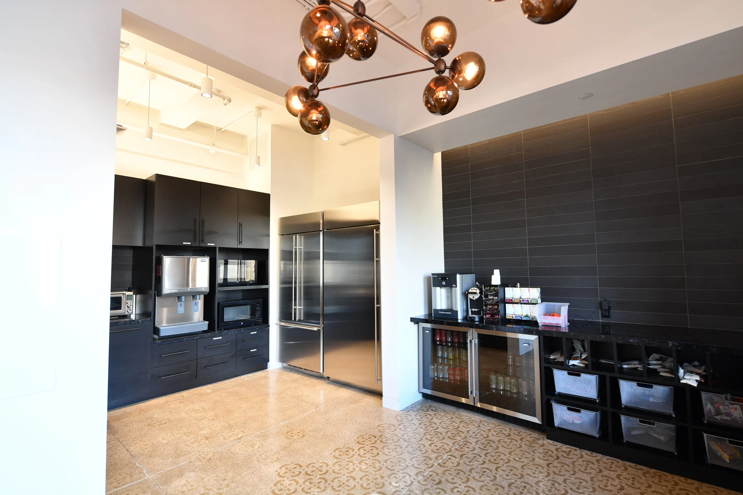  &nbsp;200K SQUARE FEET - 18 WEEK PROJECT  INCLUDES NUMEROUS CONFERENCE ROOMS, DIGITAL SHOWROOM,&nbsp;30K SQUARE FEET OF SHOW ROOMS, FULL DATA CENTER, INTERNAL SPECIALTY STAIRCASE WITH BLEACHERS , SKYFOLD PARTITION WALLS, STATE OF THE ART A.V. &amp; 