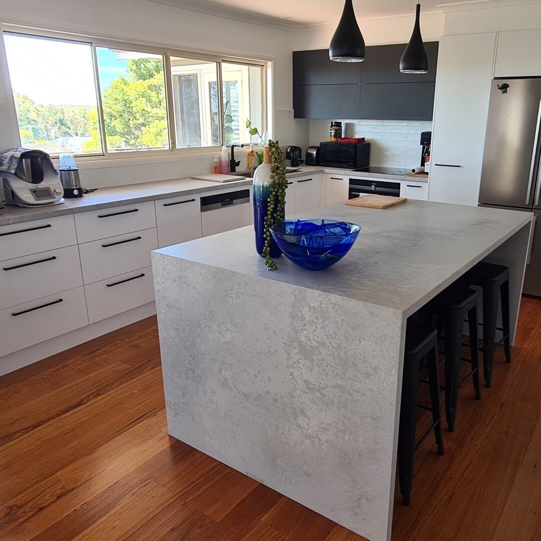 Couple of pics of a recently renovated kitchen in Berkley Vale!
Featuring:
▶ 40mm @caesarstoneau Airy Concrete Stone benchtop. 
▶ Below Bench @polytec Legato &ldquo;Crisp White&rdquo; doors.
▶ Overhead cupboards are @laminexau Charcoal Riven
▶ Black 