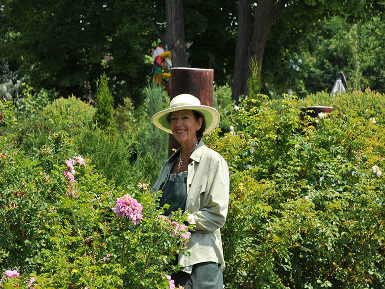 Nicole, une des membres, travaille dans les jardins.
