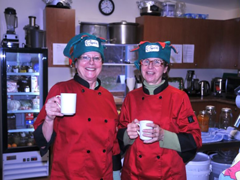 Image16 Francine et Thérèse dans la cuisine de transformation