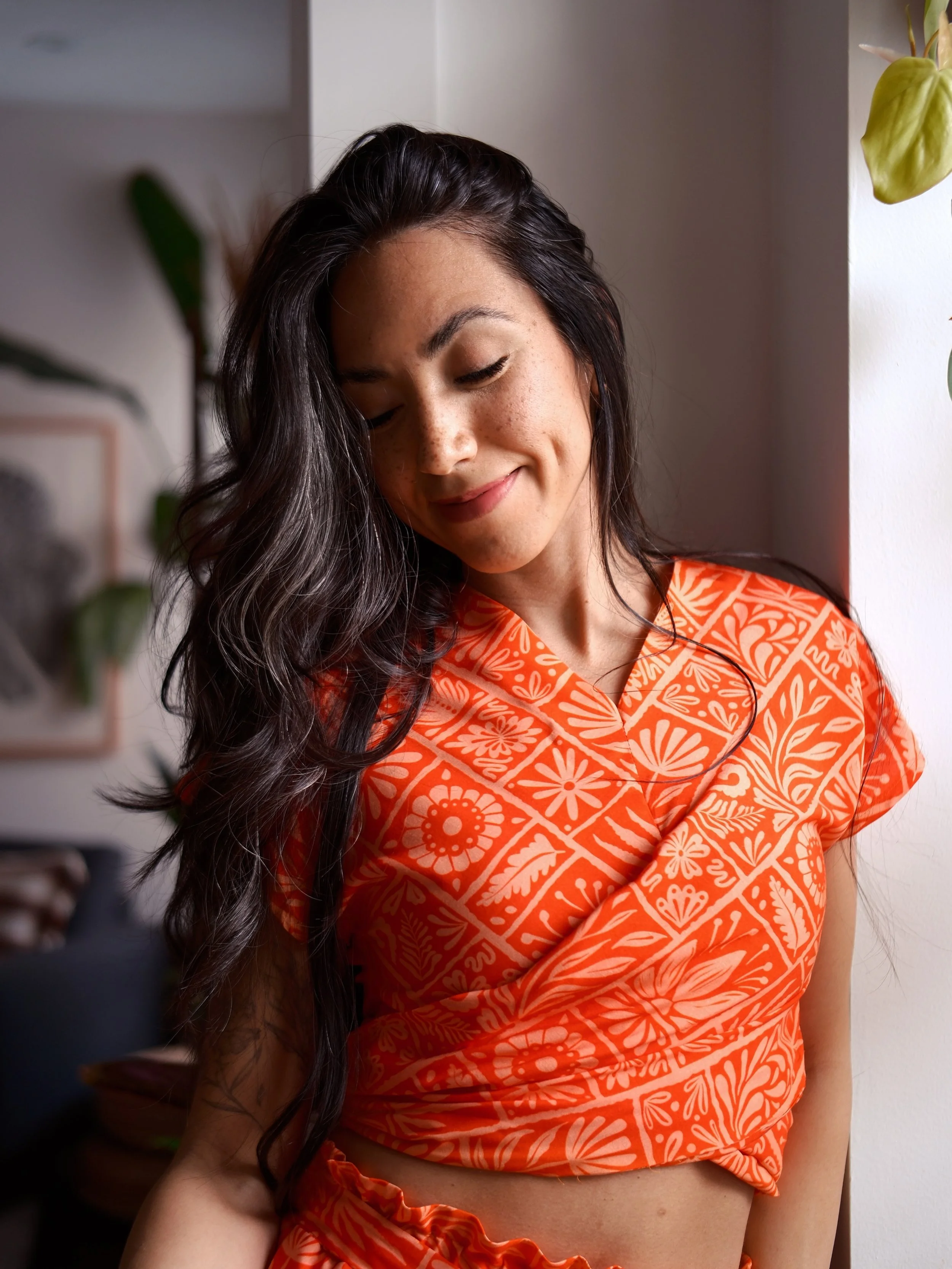 Made me a @notches_patterns #notchesjudy because I love me a wrap top. I chose to make the top and skirt set (you can also make a dress) so I could mix and match the pieces. 

This is my Estampas print x @minervadotcom in a viscose challis 🧡 and if 