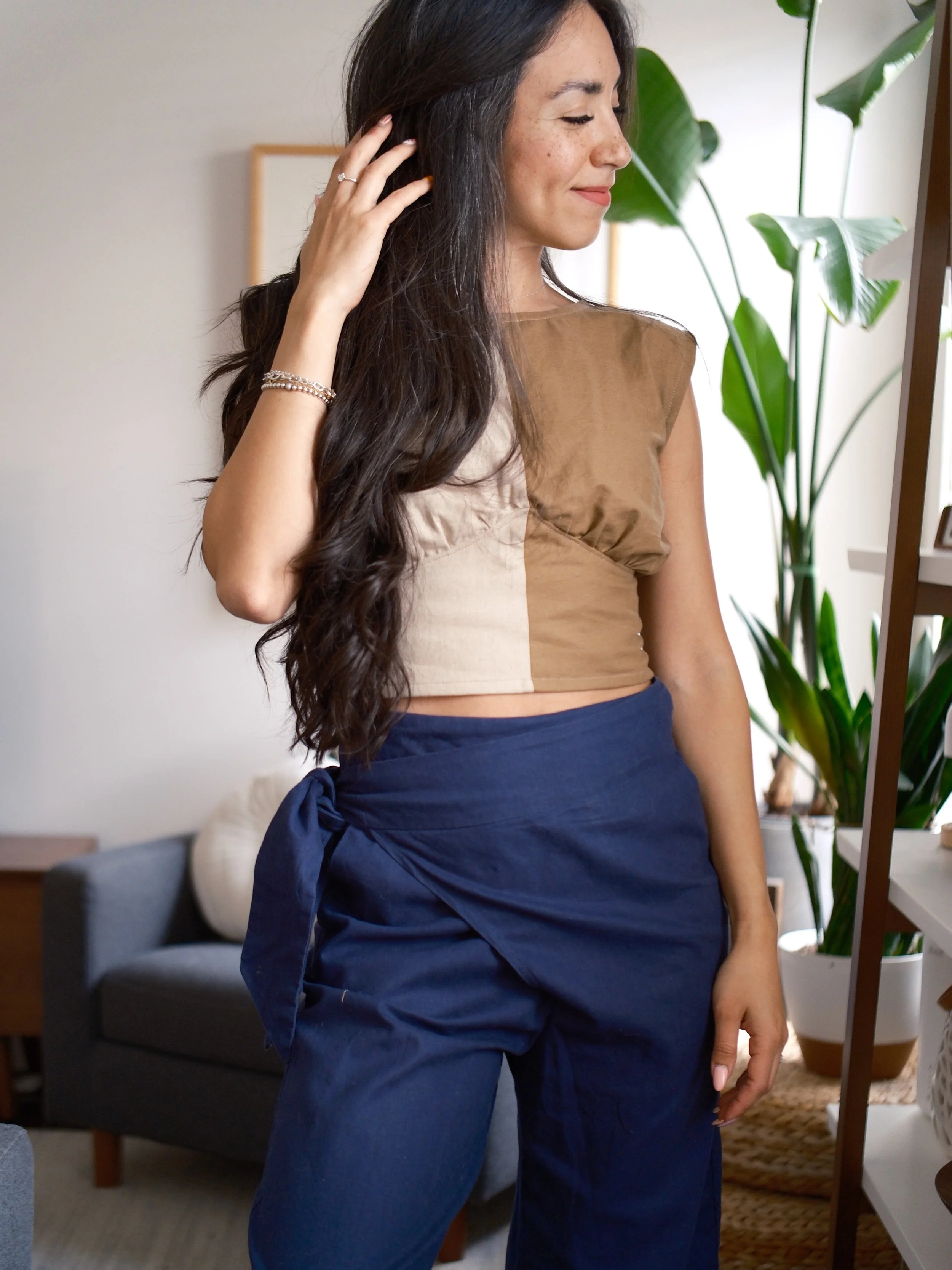 It&rsquo;s suddenly summer and we&rsquo;re enjoying the heat!

Wearing both my patterns 🫶🏼 a colour blocked #itzomaazalea top and #itzomaluna pants in cool linen for this #memademay day. 

Hope the weather is glorious wherever you are ☀️ 

#sewing 