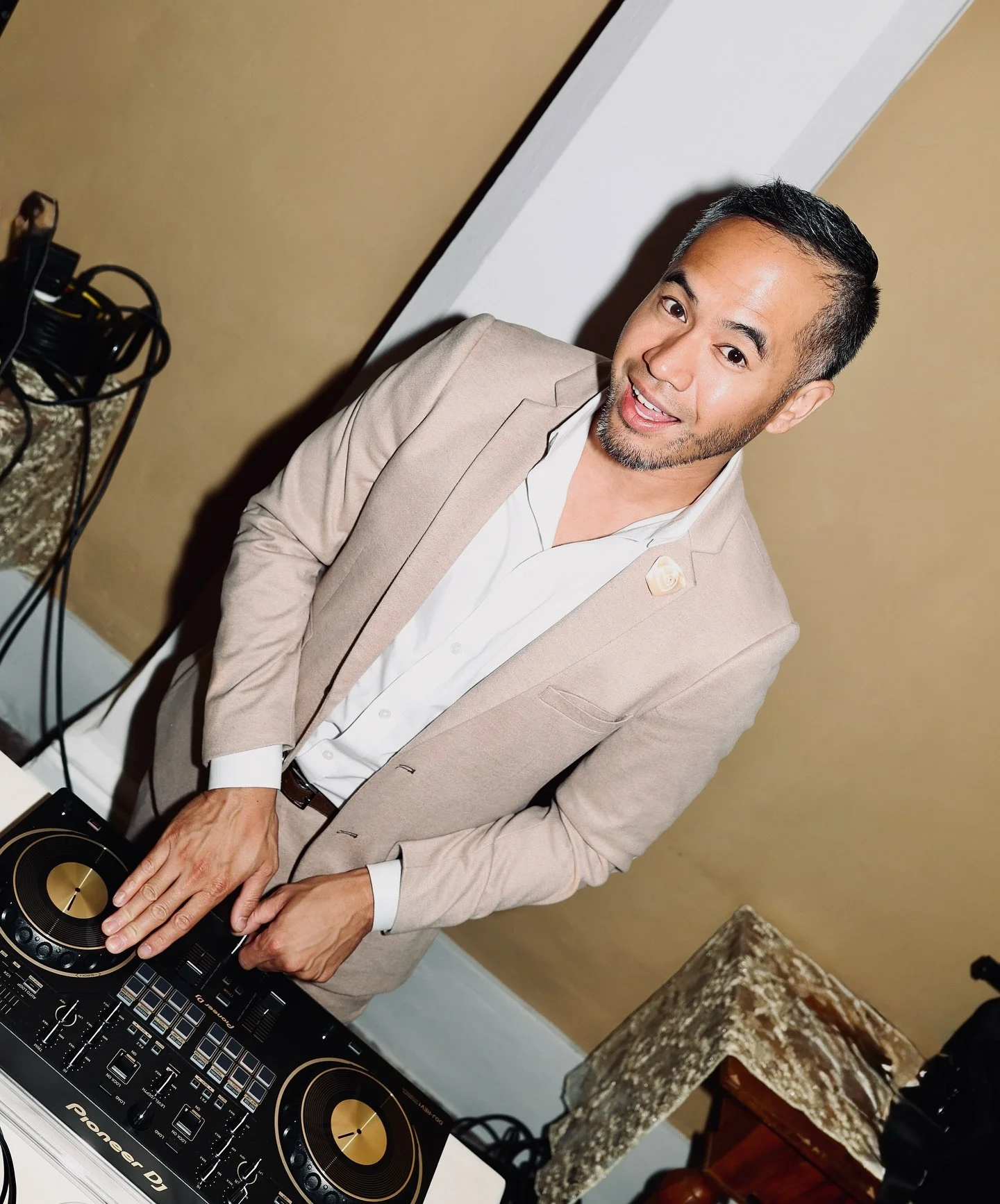 Happy Thursday Everyone! I’m back home from a quick and relaxing trip with the fellas and ready to rock some weddings this weekend. 🙌🏽 
•
DJ’s… what’s your favorite portable controller to travel with? Been liking the @