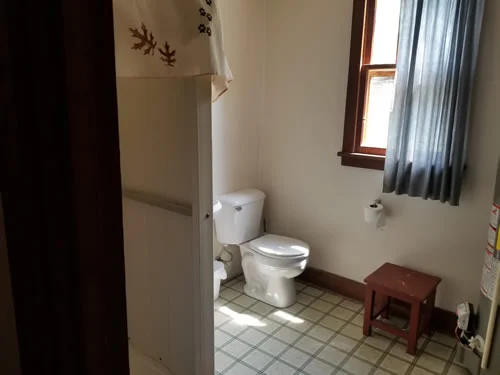 Cabin2Bath2.jpg