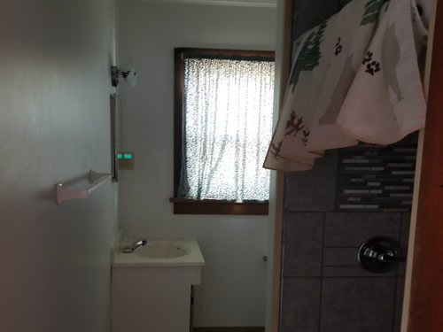 Cabin4bath2.jpg