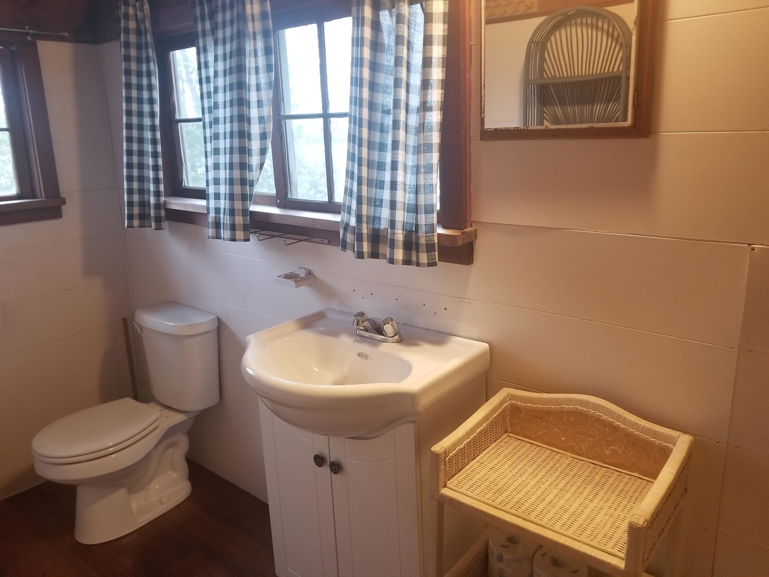 Cabin8Bath.jpg