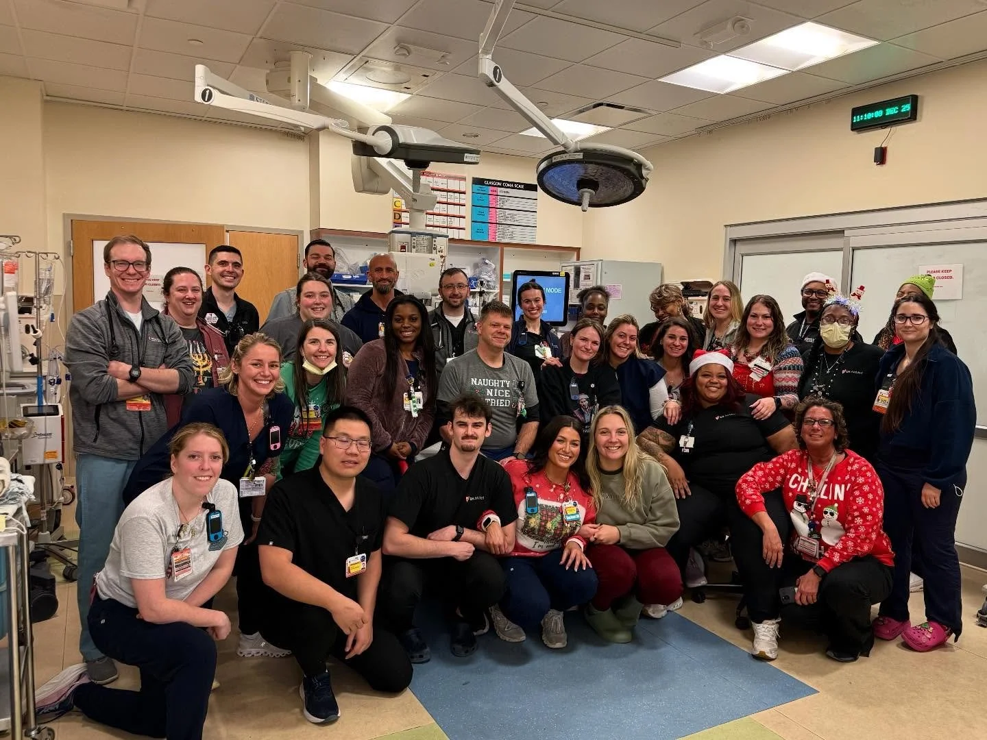 Merry Christmas and happy holidays from the UH CMC ED family! ❤️💚🤍 and thank you to everyone working in the ED today!

#holidaysintheED #emergencymedicine #believeland #TheLandofEM
