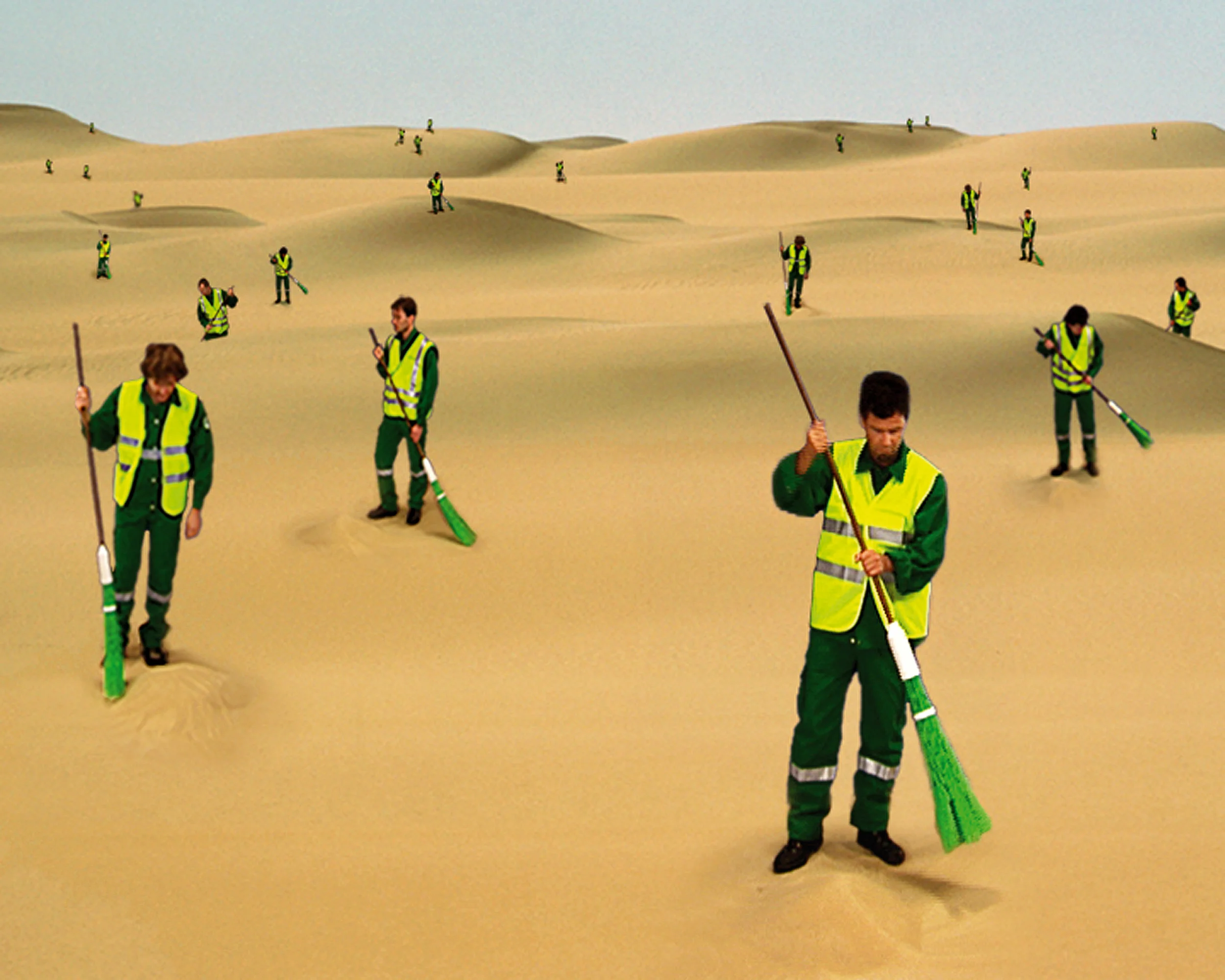 In the video The Desert Sweepers, she uses Paris corporation road sweepers, recognizable in their uniforms. The infinite repetitiveness of their task, underscored by the sound of their sweeping, seems utterly absurd in this desert scape, but a closer look reveals a face to each human being behind this anonymous group. 在录像《沙漠清扫者》中,通过明显的制服,我们可以看出她拍摄的是巴黎公司的道路清扫工。清扫的声响强调了他们工作的无限重复性,似乎使这份工作在这片沙漠景观中显得十分荒谬,但仔细观察后,却可以发现,在这个毫无个性特征的工作组中,每个人都有一张属于自己的脸。 沙漠清扫者,2003年,单屏录像,艺术家和纽约Peter Blum画廊提供图片 The Desert Sweeper, 2003, single channel, video, ©sumeitse ,Courtesy the artist & Peter Blum Gallery, NY