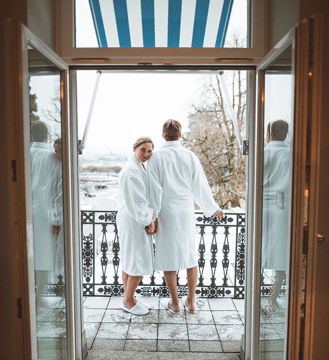 Morning #igers ☕️☕️ almost the weekend and we&rsquo;re craving some sleeping in and cozy robes🧖🏼&zwj;♂️🧖🏼&zwj;♀️how about you? 💭photography by @jonihedinger 👌🏼 #lexandzach #bauraulacmoments
.
.
.
#sparetreat #spaweekend #sleepingin #hisandhers