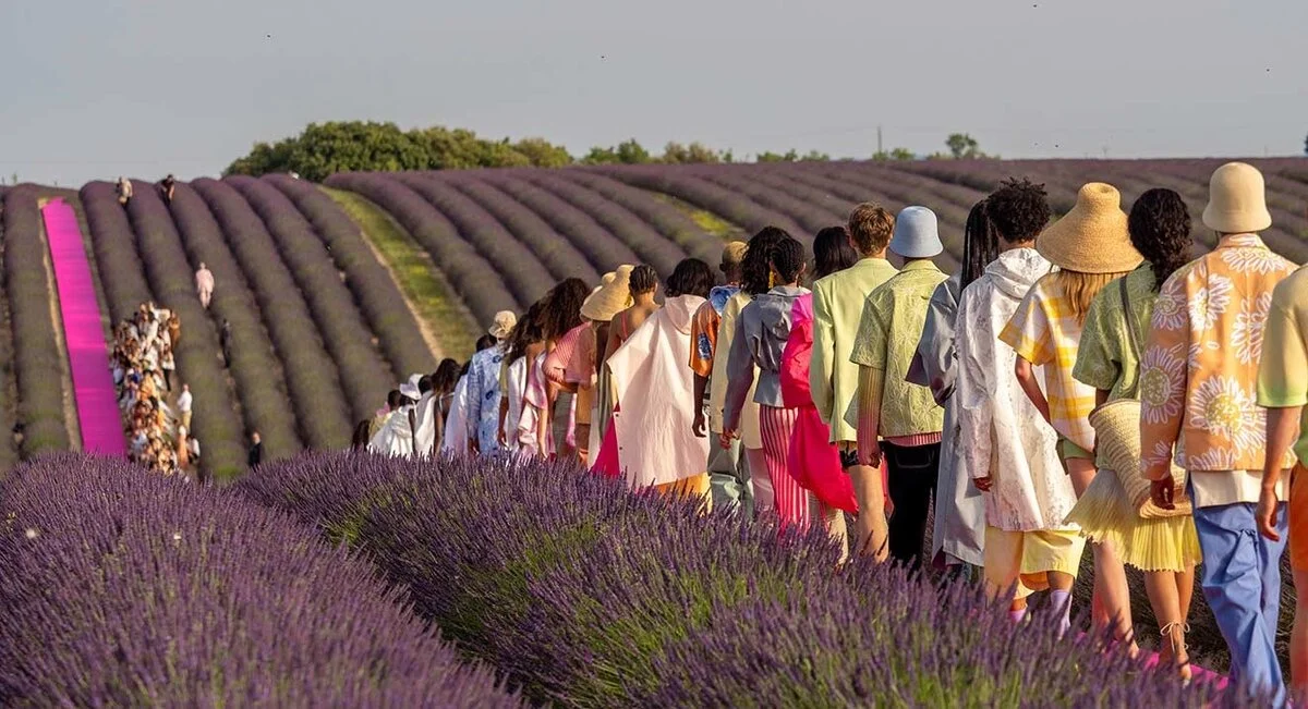 Organisation du défilé Jacquemus à Valensole