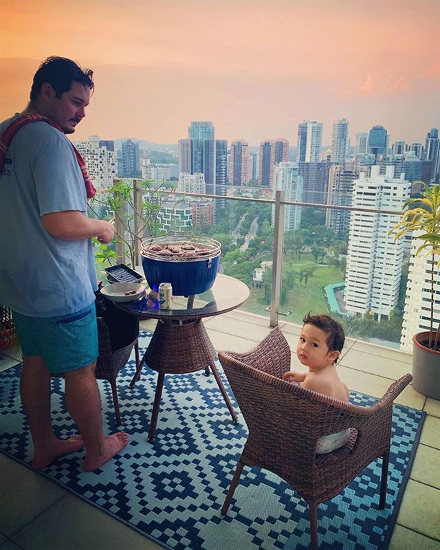 U.S cities may be going through a polar vortex right now (NOOOOOOO) but that doesn't mean other parents aren't way smarter than all of us. ⠀⠀⠀⠀⠀⠀⠀⠀⠀
.⠀⠀⠀⠀⠀⠀⠀⠀⠀
Check out Auggie and @bradyambler getting their Singapore happy hour BBQ vibes going! How 