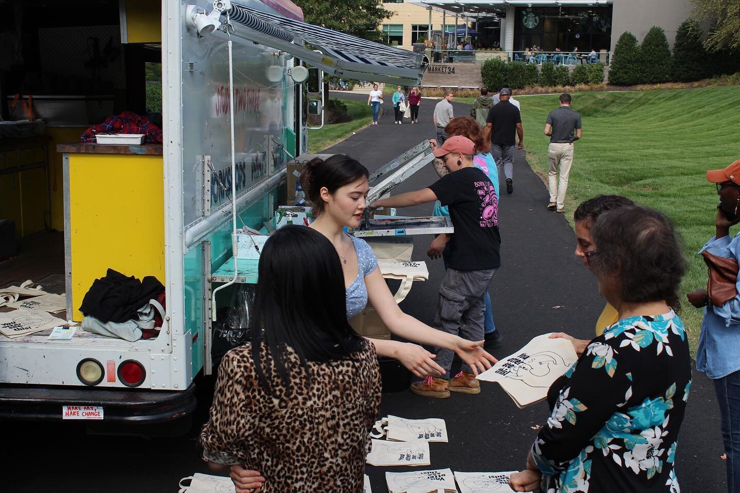 One of our favorite things about artoberVA are the creative pop-up events! Last year @studiotwothree popped up their screen-printing bus at RVA&rsquo;s @capitalone campus during  a Richmond Jazz Society performance. 

🔗 Click the link in the bio to 