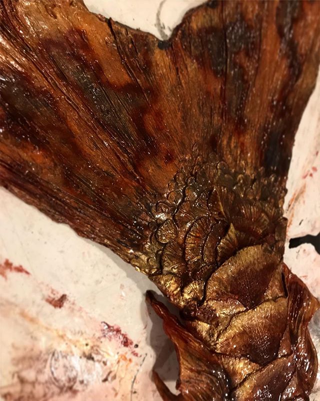 Late night teaser for my brand new tail :) professional photos soon. And this tail will also be for sale tail by me @crowcaw_fx #goldfish #koi  #mermenofinstagram #mermaid #merman #fxmakeup #specialfx #ocean #silicone #siliconemermaidtail #smoothon #