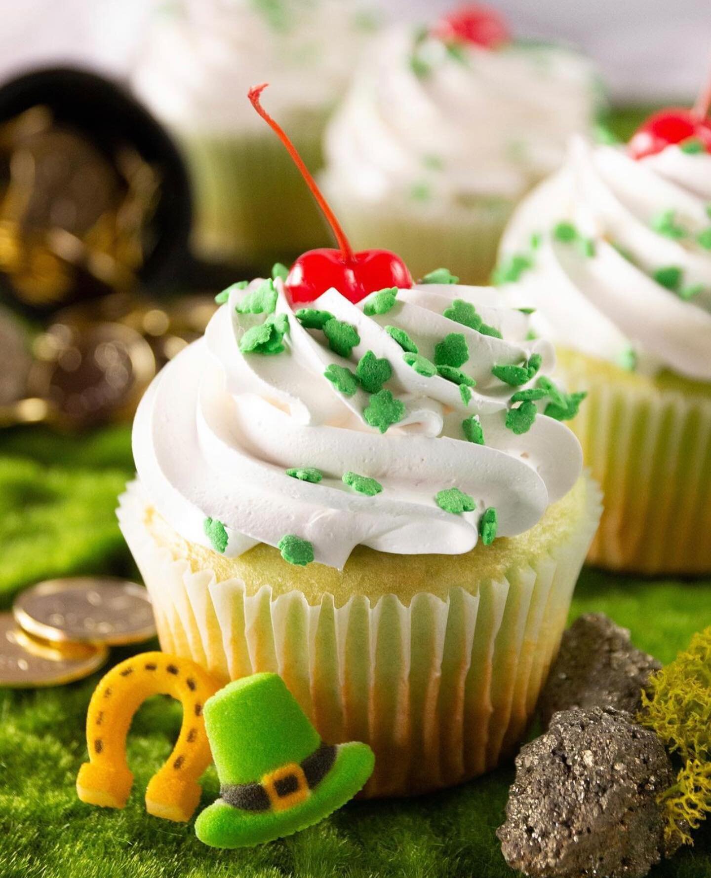 🍀 SHAMROCK SHAKE CUPCAKES ARE HERE!! 🍀 This mint and vanilla malt cake is topped with a baileys infused whipped frosting and a cherry! 🍒 Available ALL MONTH LONG at both locations!!

📸: @amy.sheree #livelifeonecupcakeatatime #designerdessertsbake