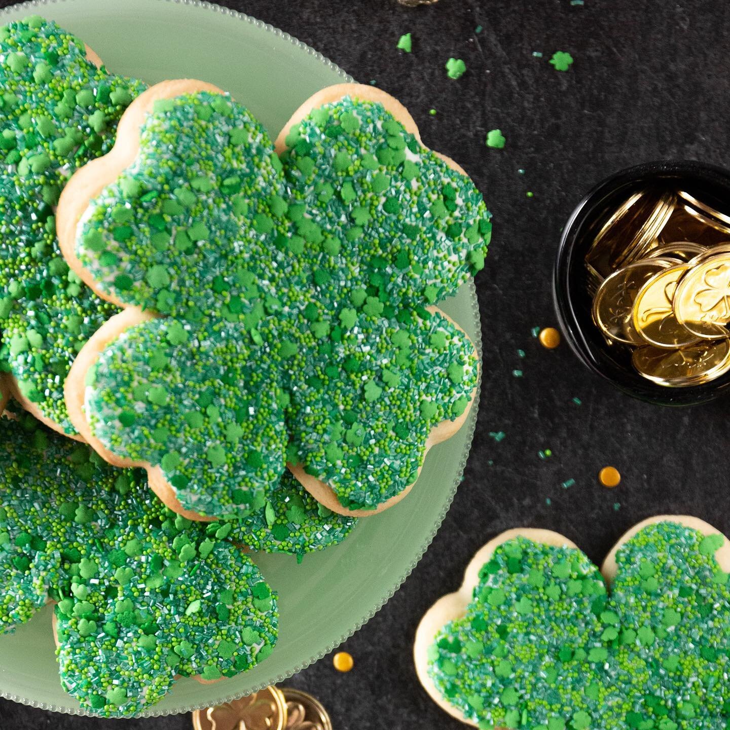 Shamrock cookies are here!! 🍀 Stop by either location today to grab some festive treats!! 🥳💚

📸: @amy.sheree #livelifeonecupcakeatatime #livelifeonecookieatatime #designerdessertsbakery